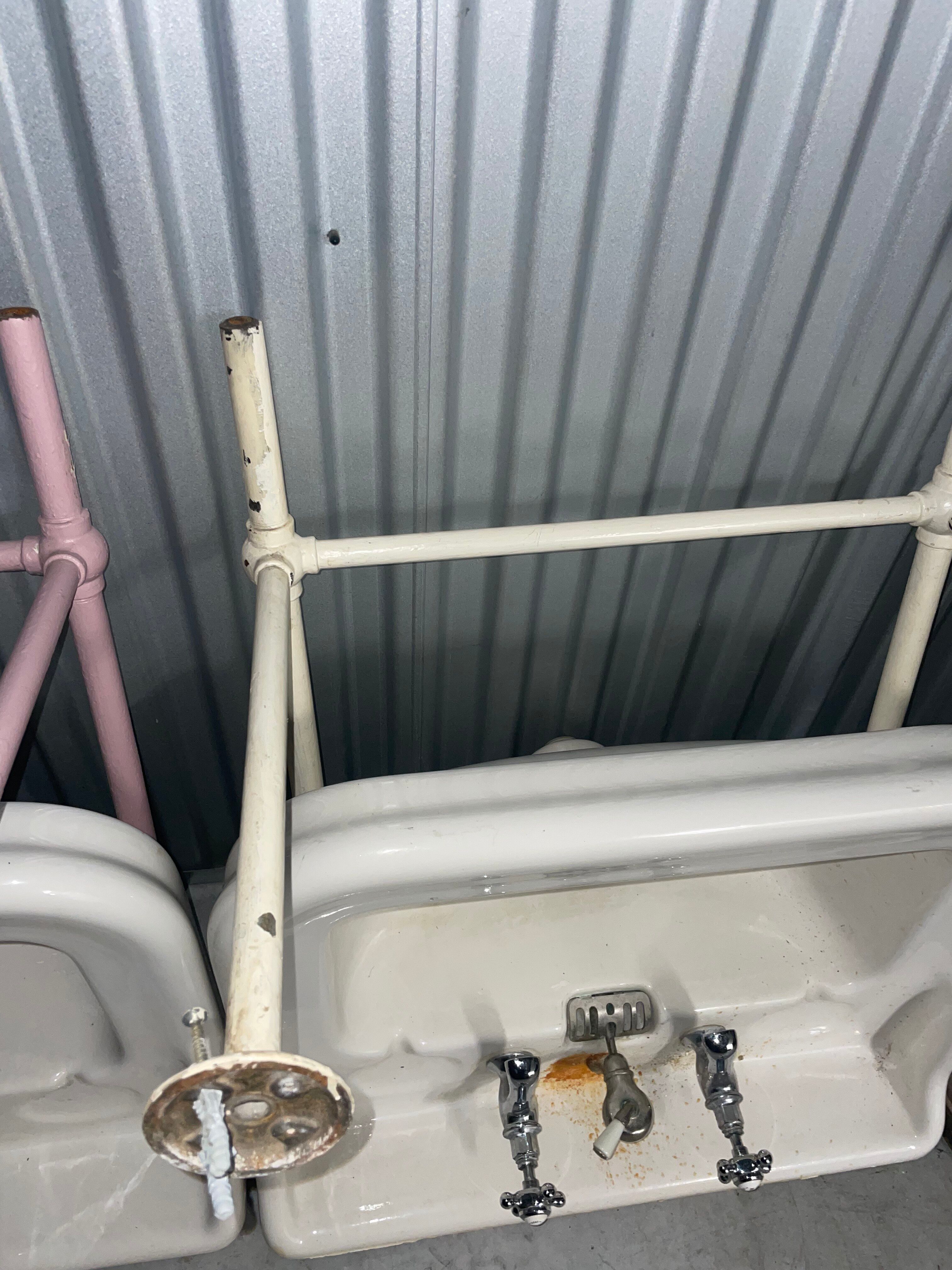 Many retro pedestal sinks