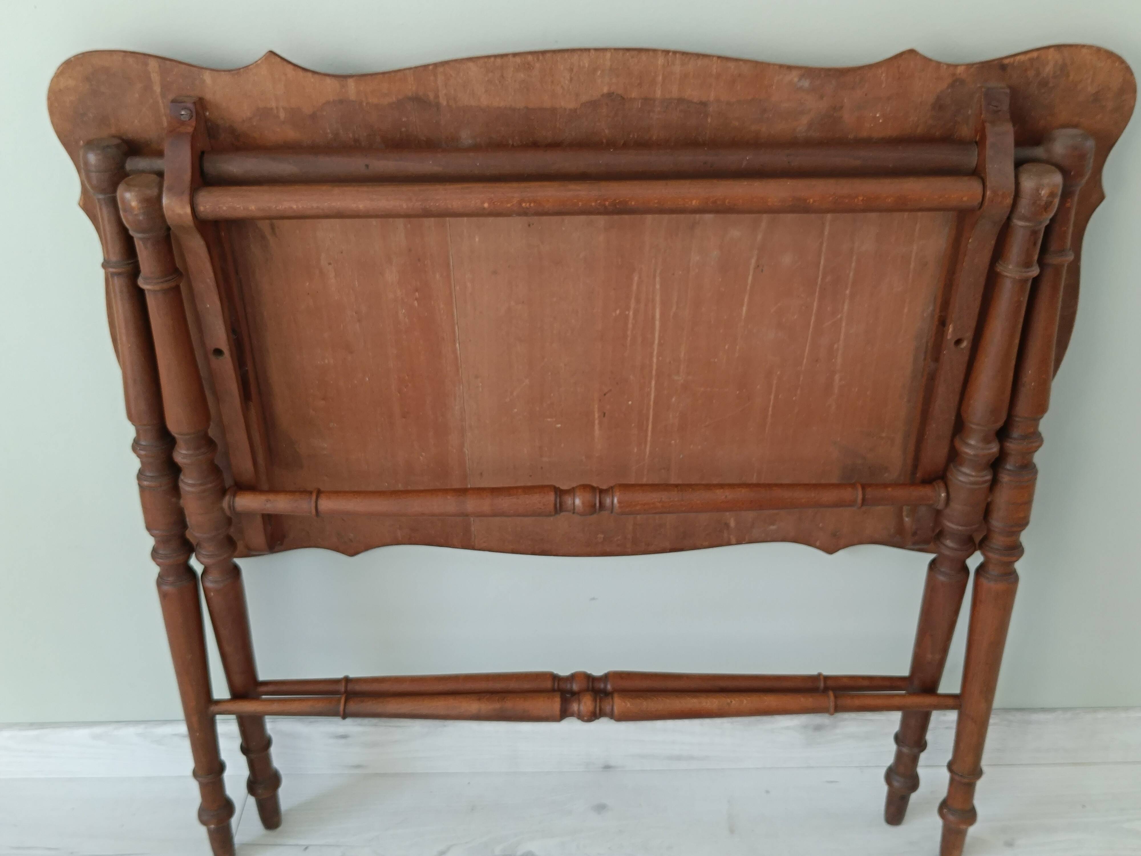 Table pliante vintage aux pieds tournés