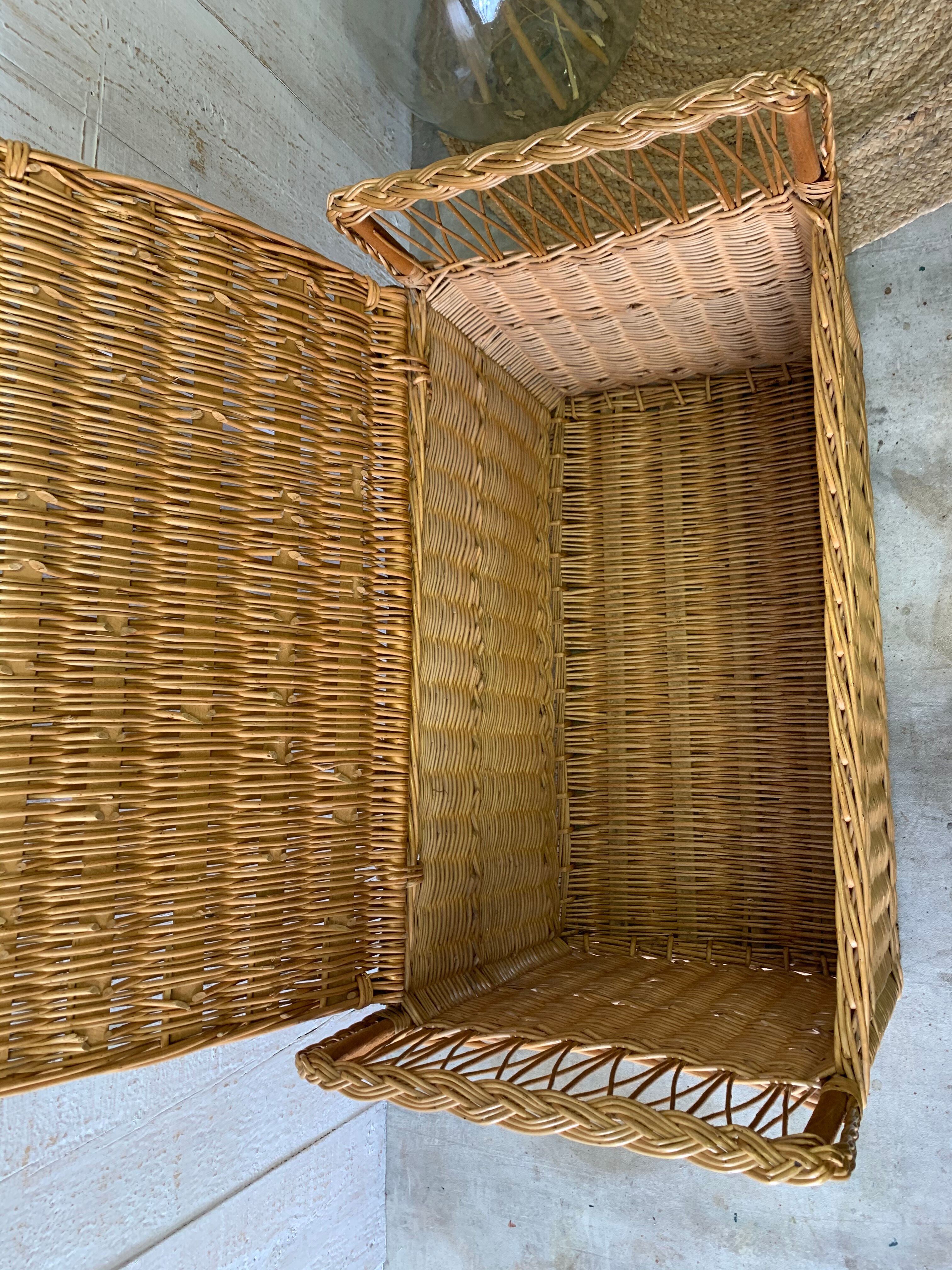 Wicker trunk/bench
