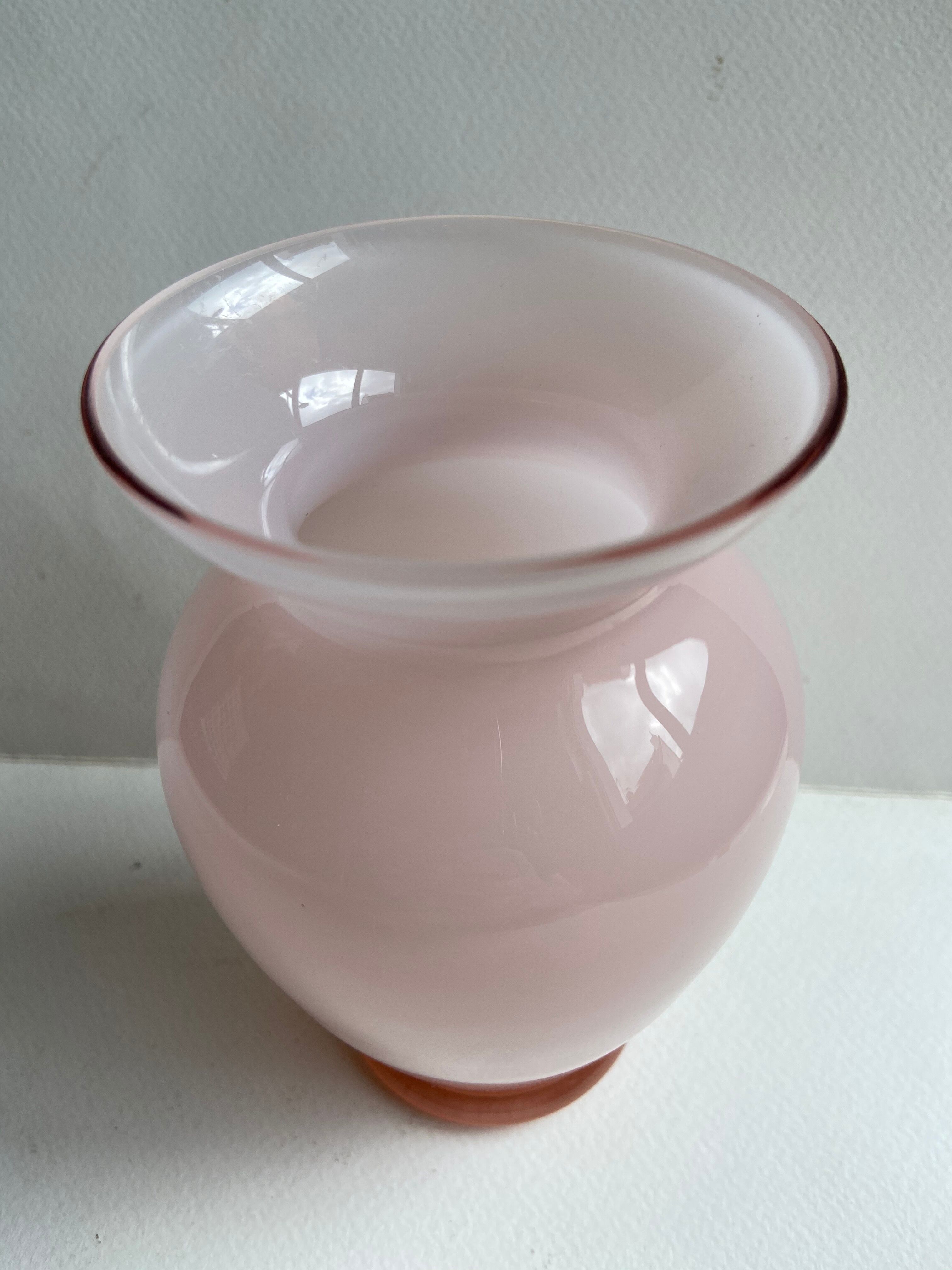 Vase en opaline rose