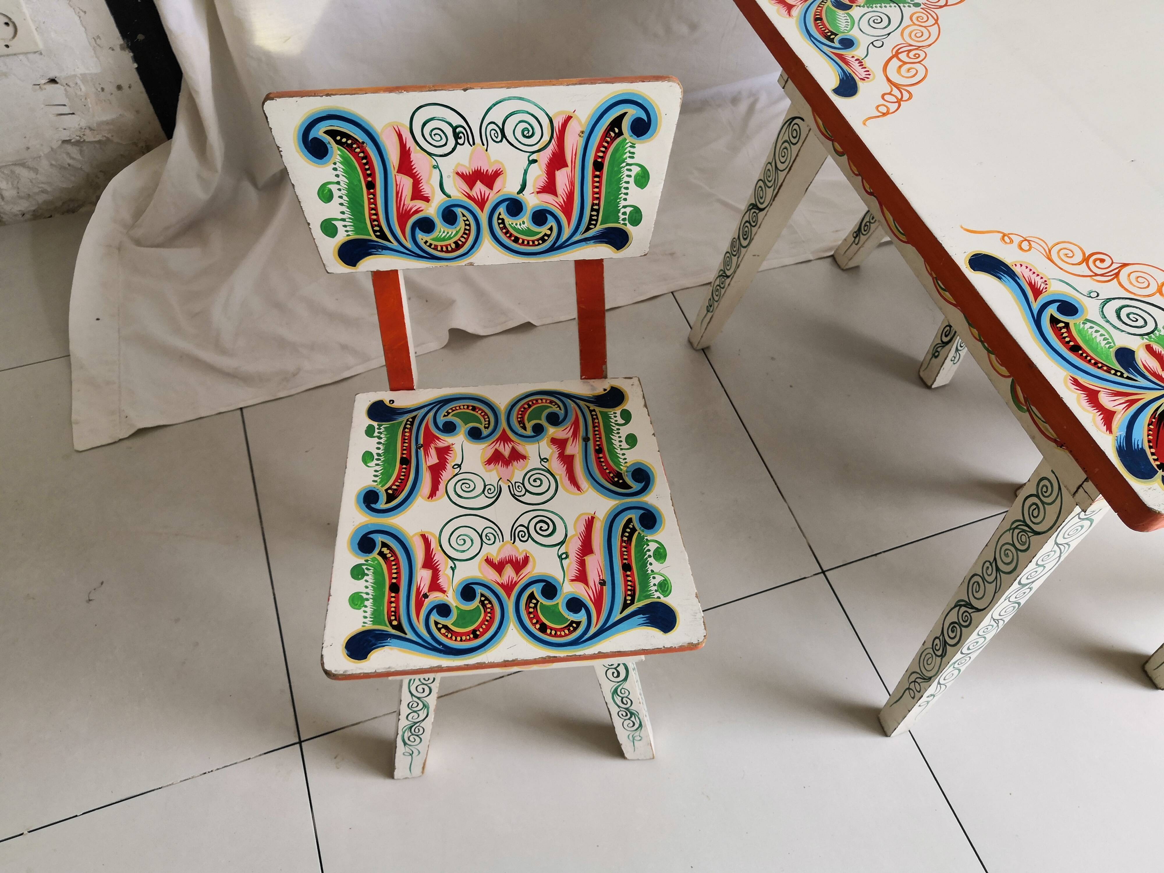 Table lounge - 4 ethnic vintage children's chairs