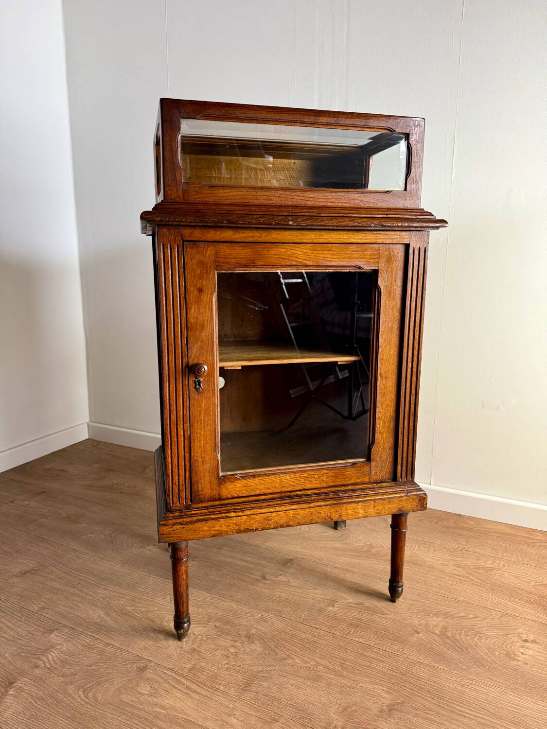 Elegant and vintage display cabinet