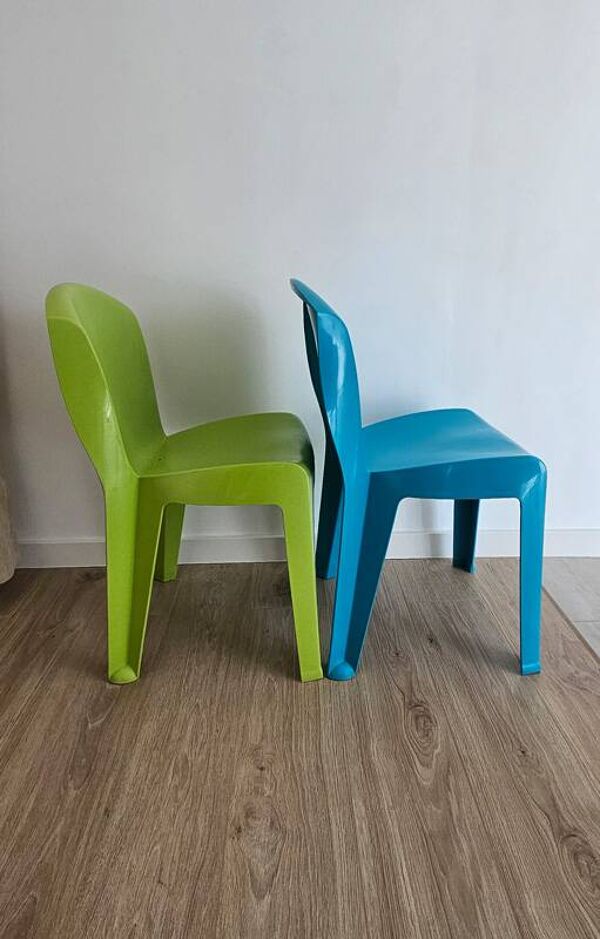 Paire de chaises empilables design par Gabriele Pezzini – modèle Evolutif