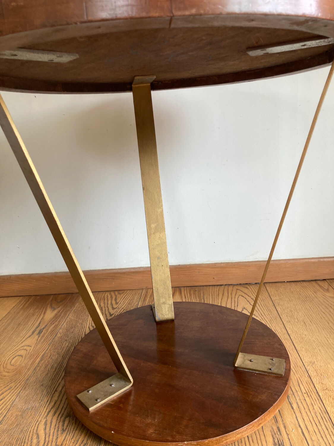 Round pedestal table