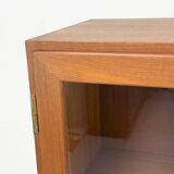 Armoire danoise en teck avec portes vitrées attribuée à Kai Winding, années 1960