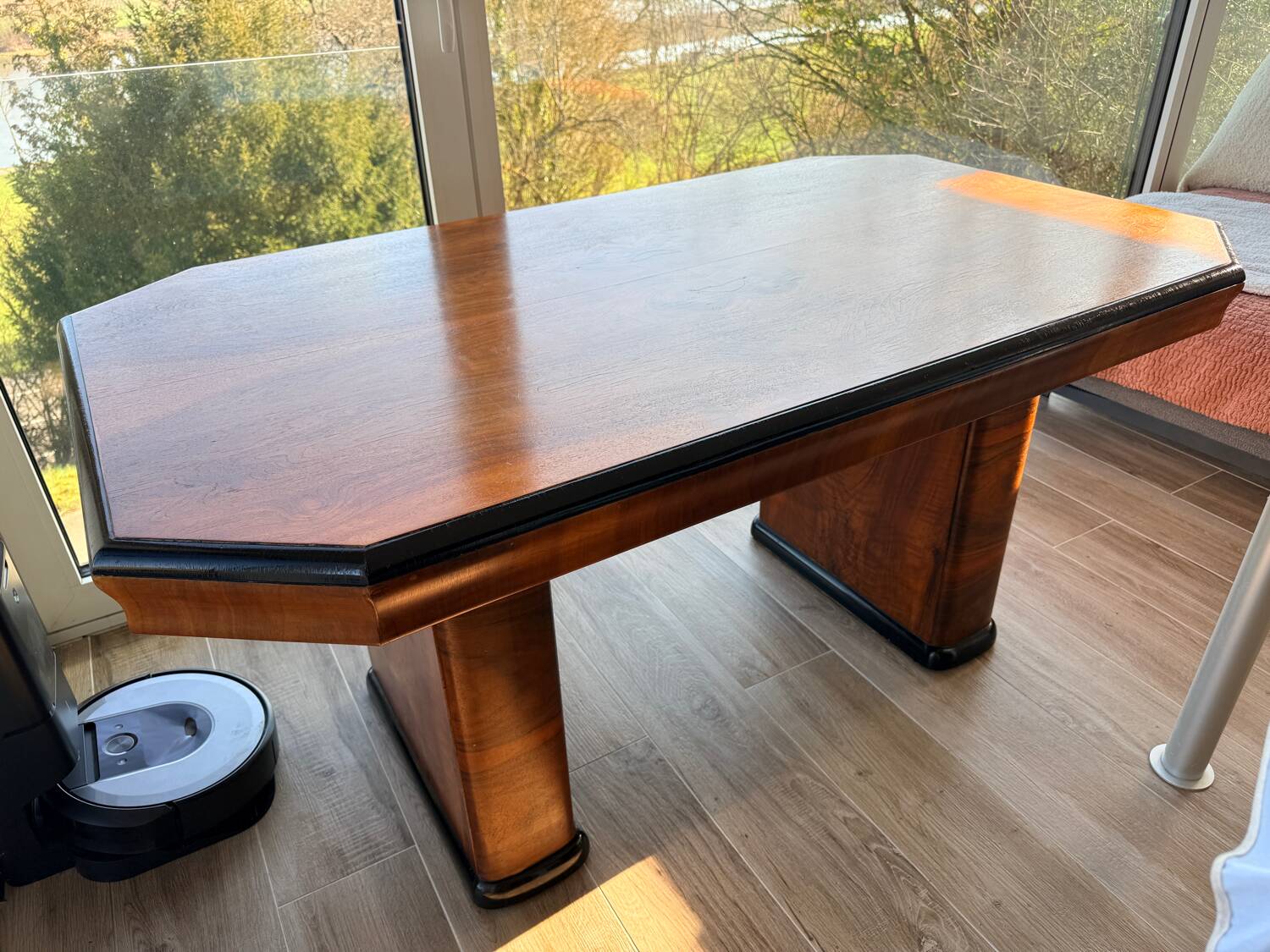English Art Deco table in flamed walnut – London, 1960
