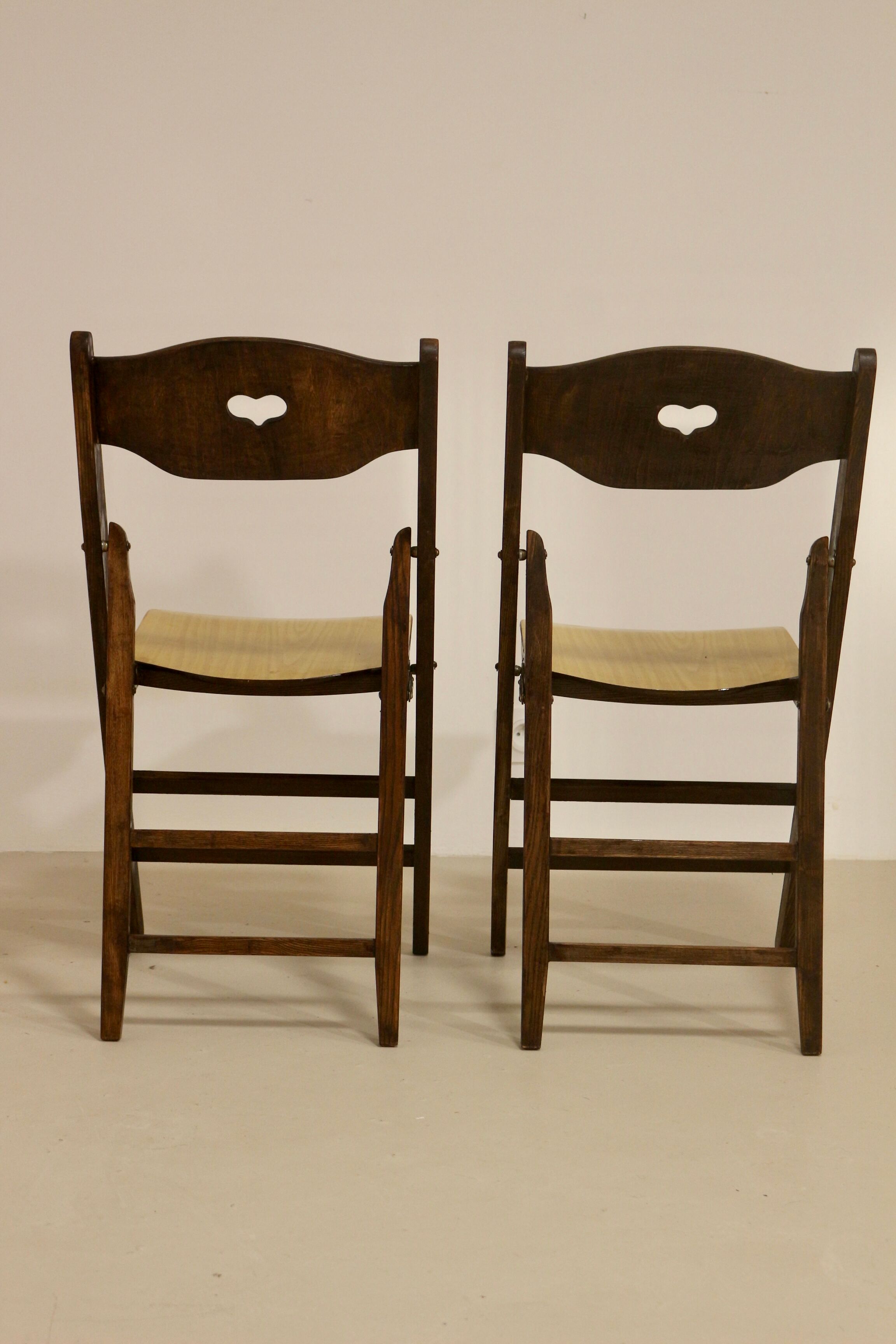 Pair of vintage folding chairs year 50 sculpted backrest.