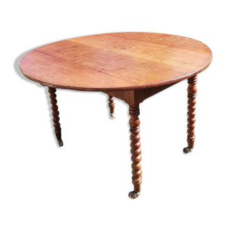 Round table on wheels