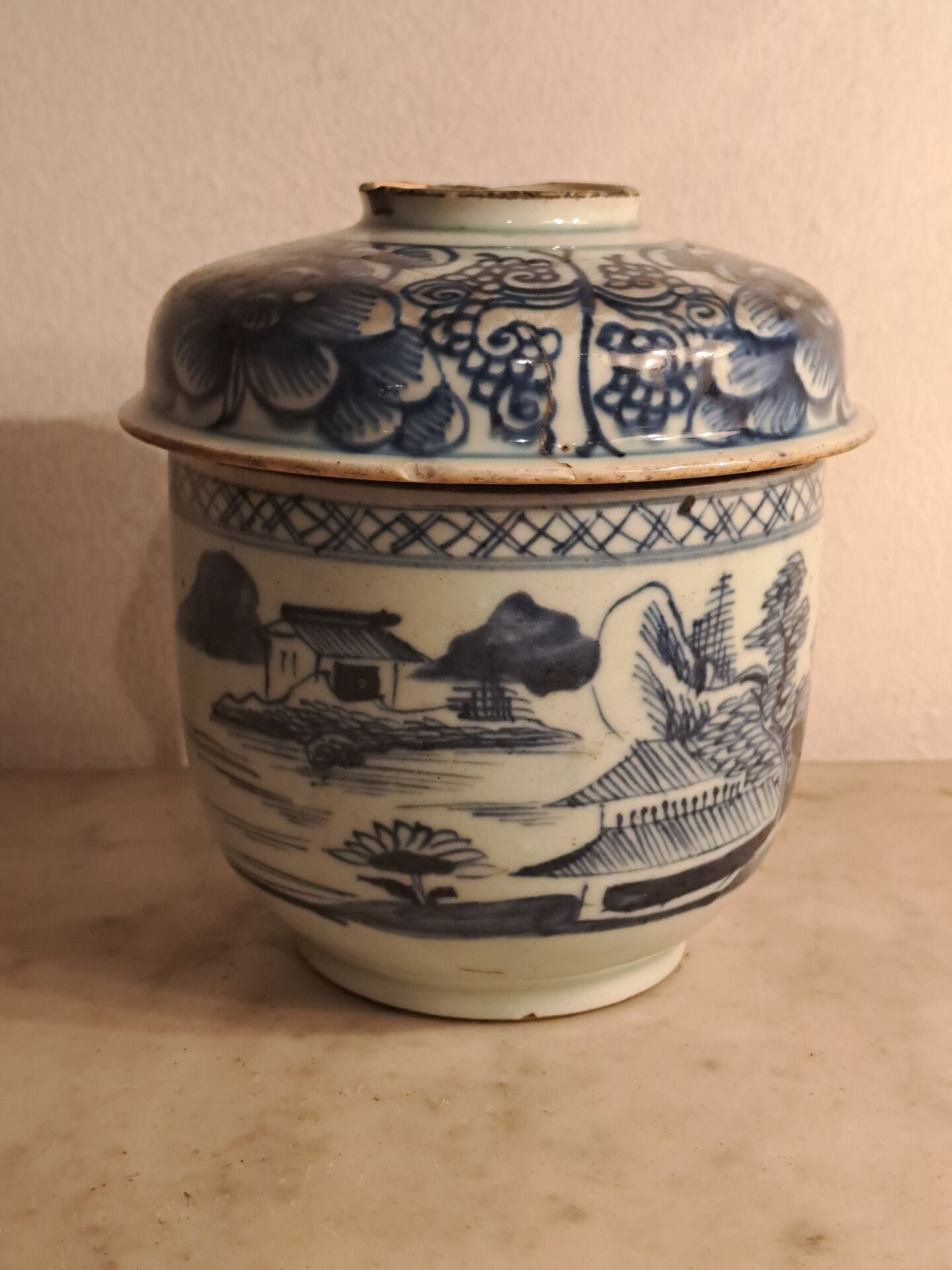 18th-century Chinese pot Qianlong in porcelain