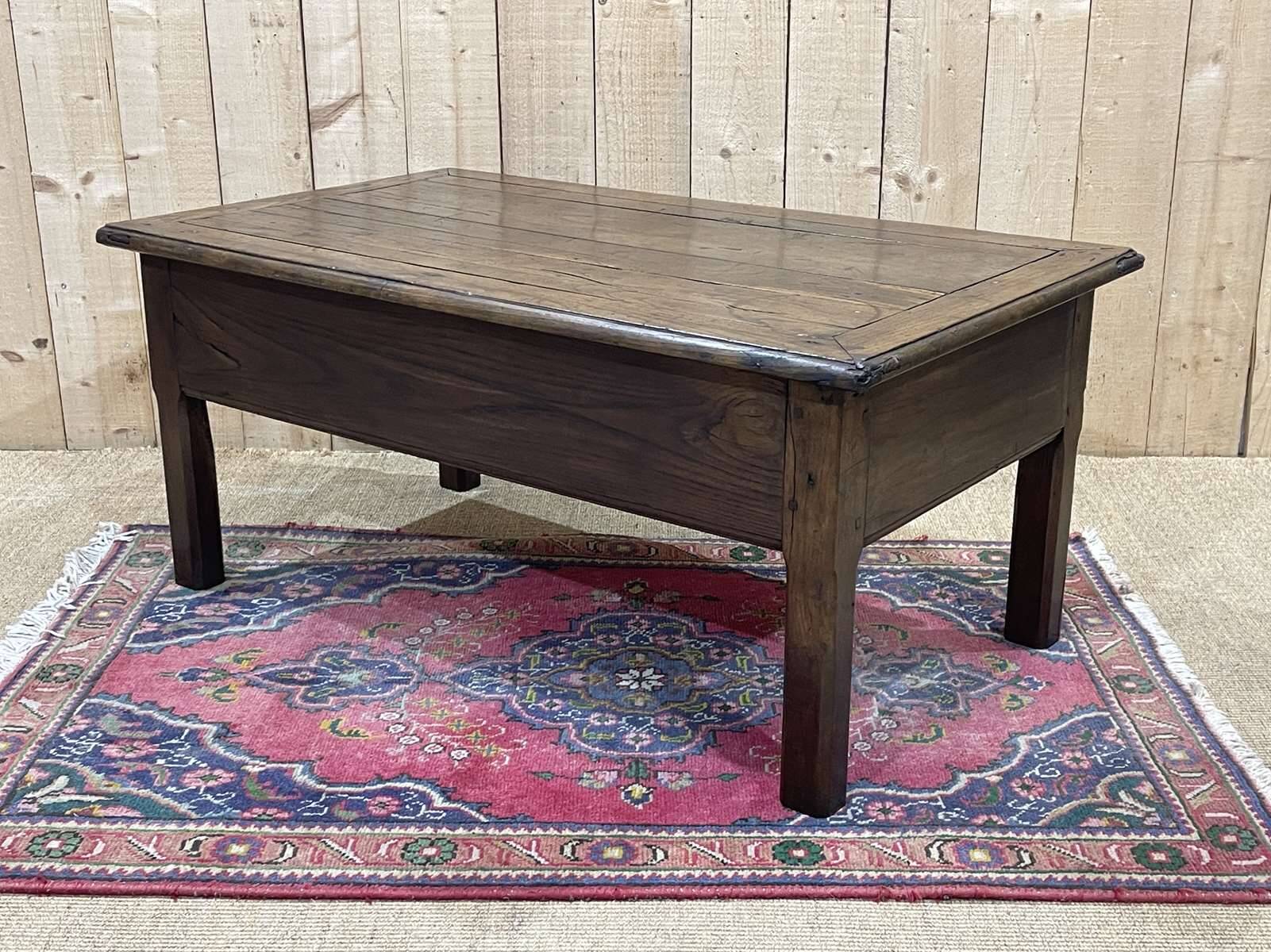 Table basse en chêne du 19ème avec un grand tiroir