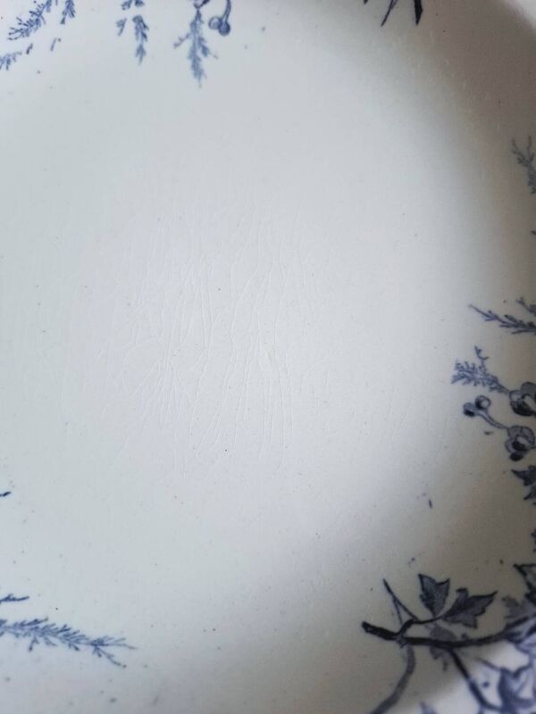 Assiettes creuses anciennes en faïence terre de fer avec une soupière