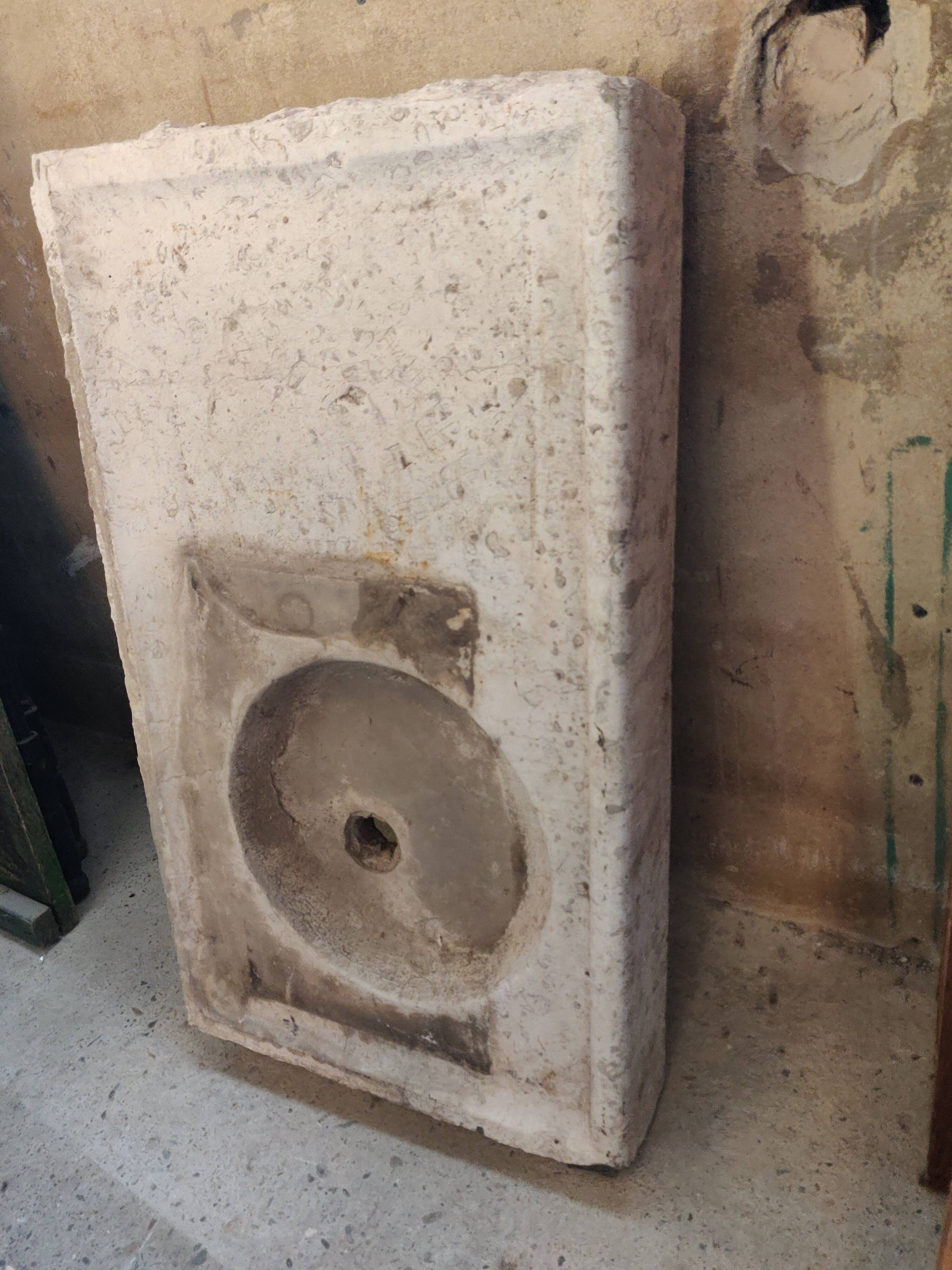 Black stone evier carved in the mass