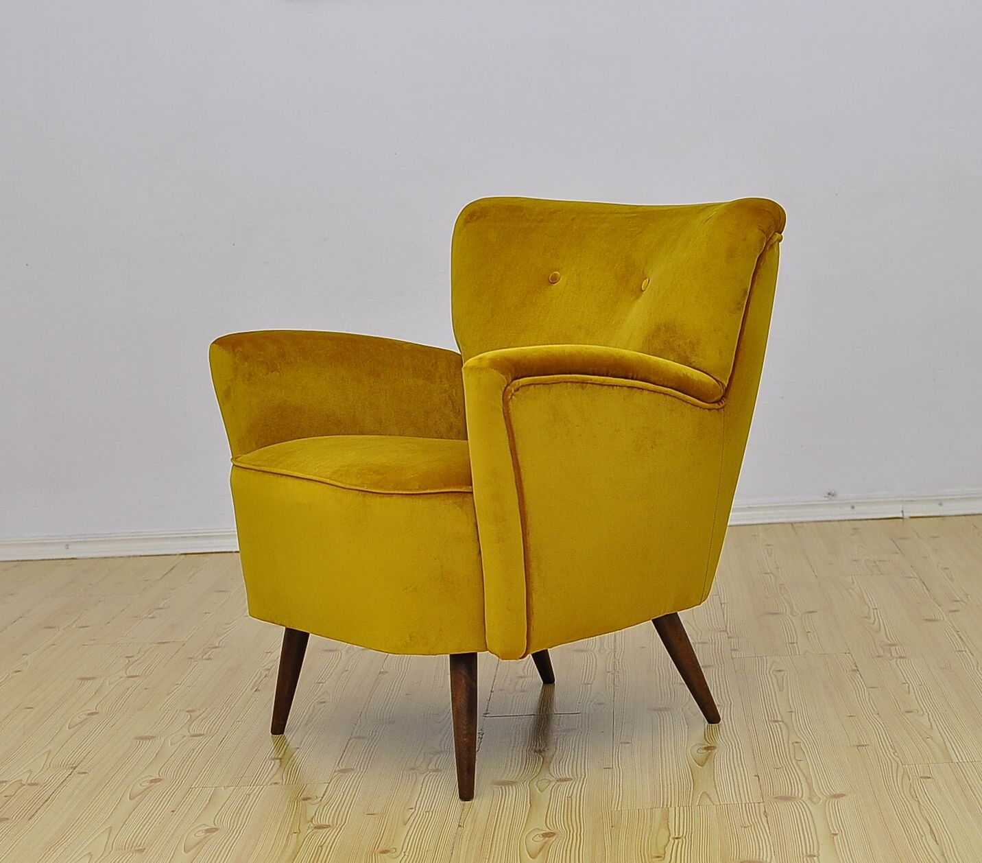 Fauteuil en velours jaune du milieu du siècle, années 1960