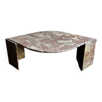 Table basse vintage en marbre Fior di Pesco, en forme d'œil. Italie, années 1980.