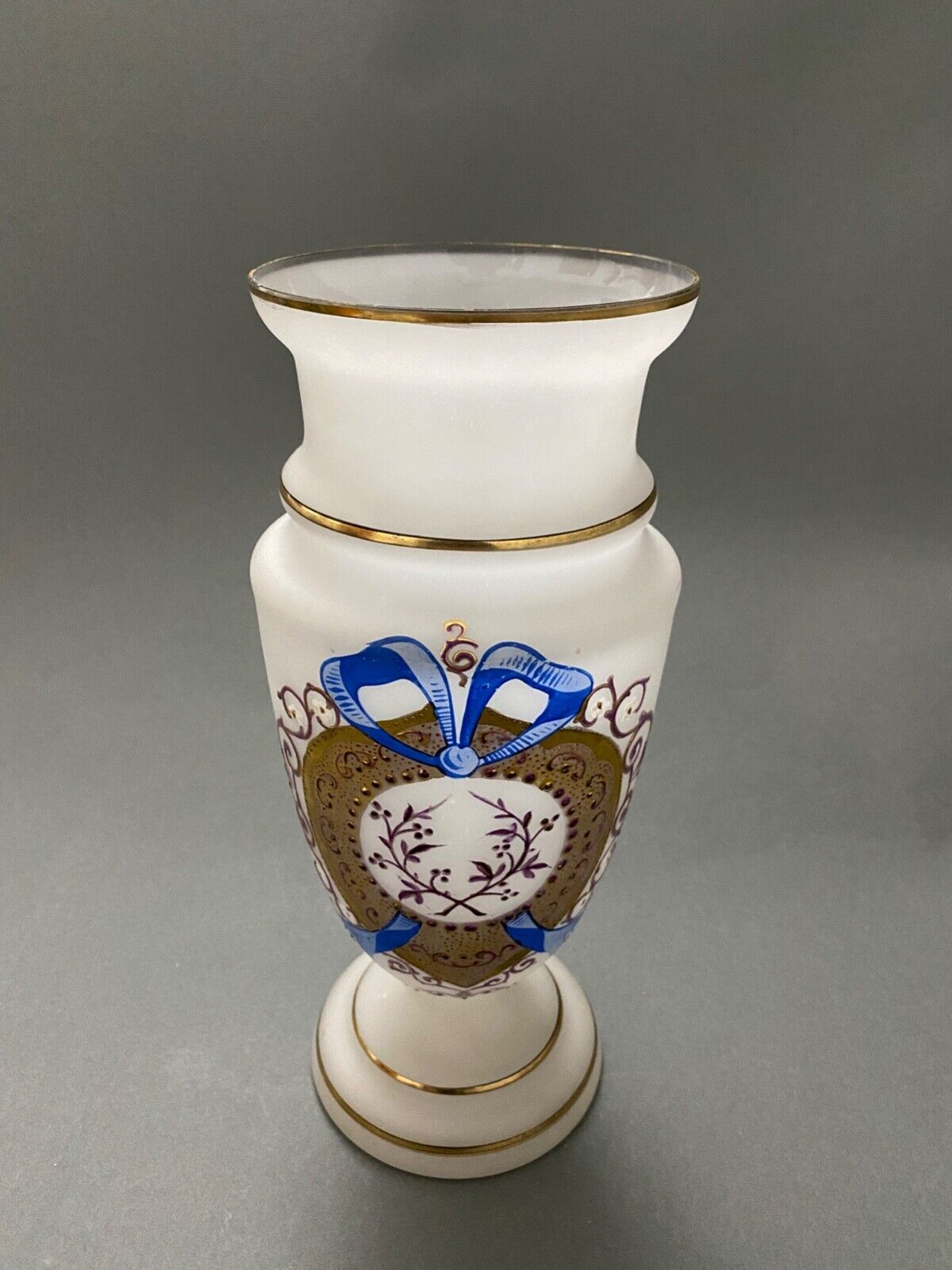 Vase en opaline decor emaille Louis XVI fin XIXe