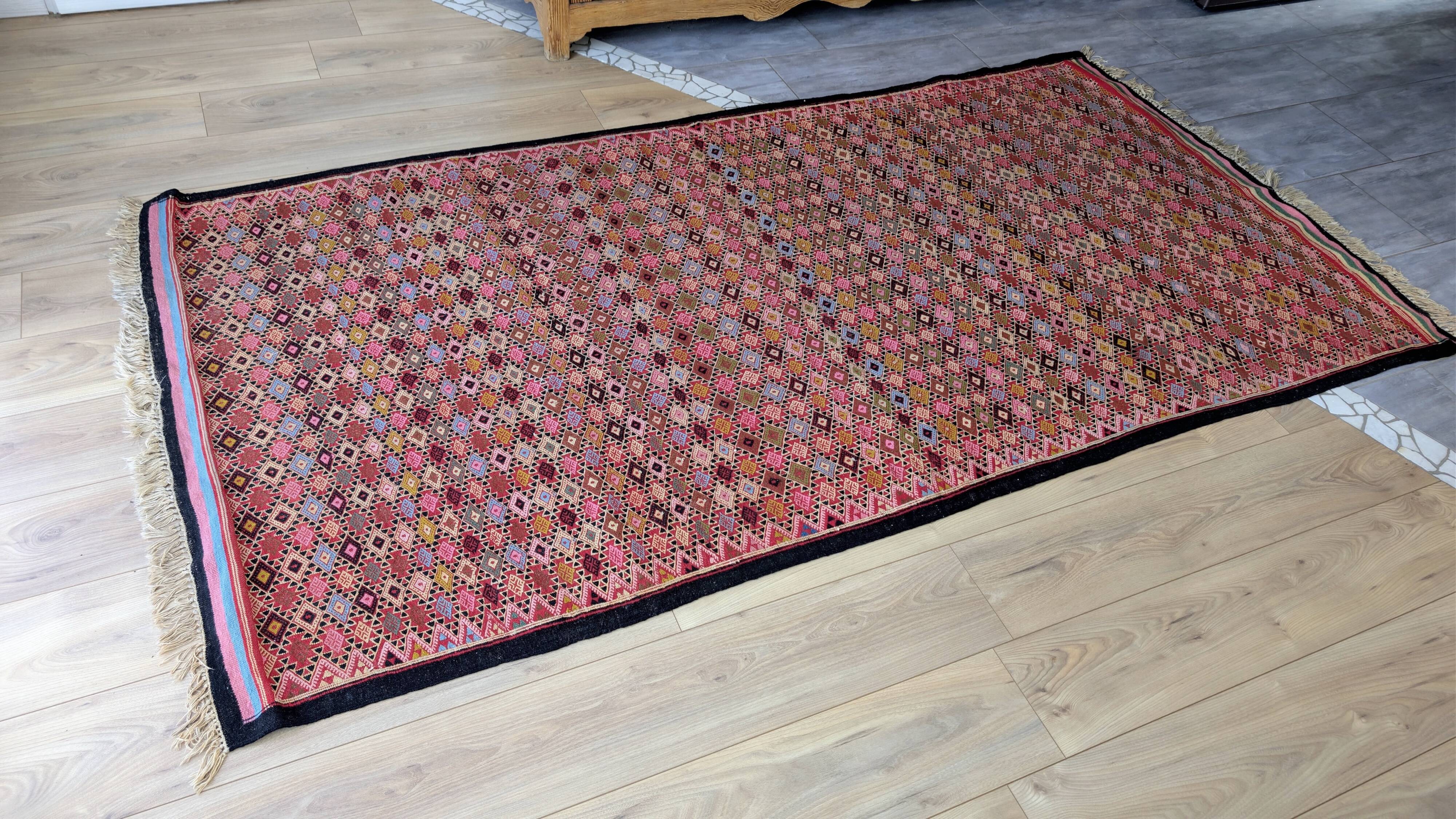 Grand tapis kilim ancien aux motifs géométriques tribaux 260 x 130 cm