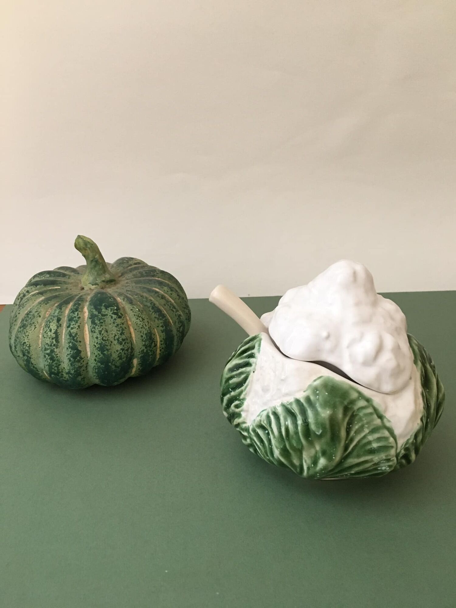 Saucière or condiment pot in cabbage-shaped slip, ceramic spoon