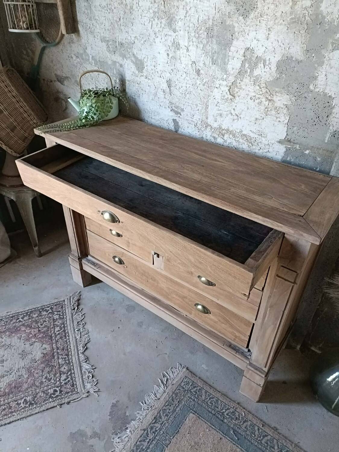 Wooden chest of drawers