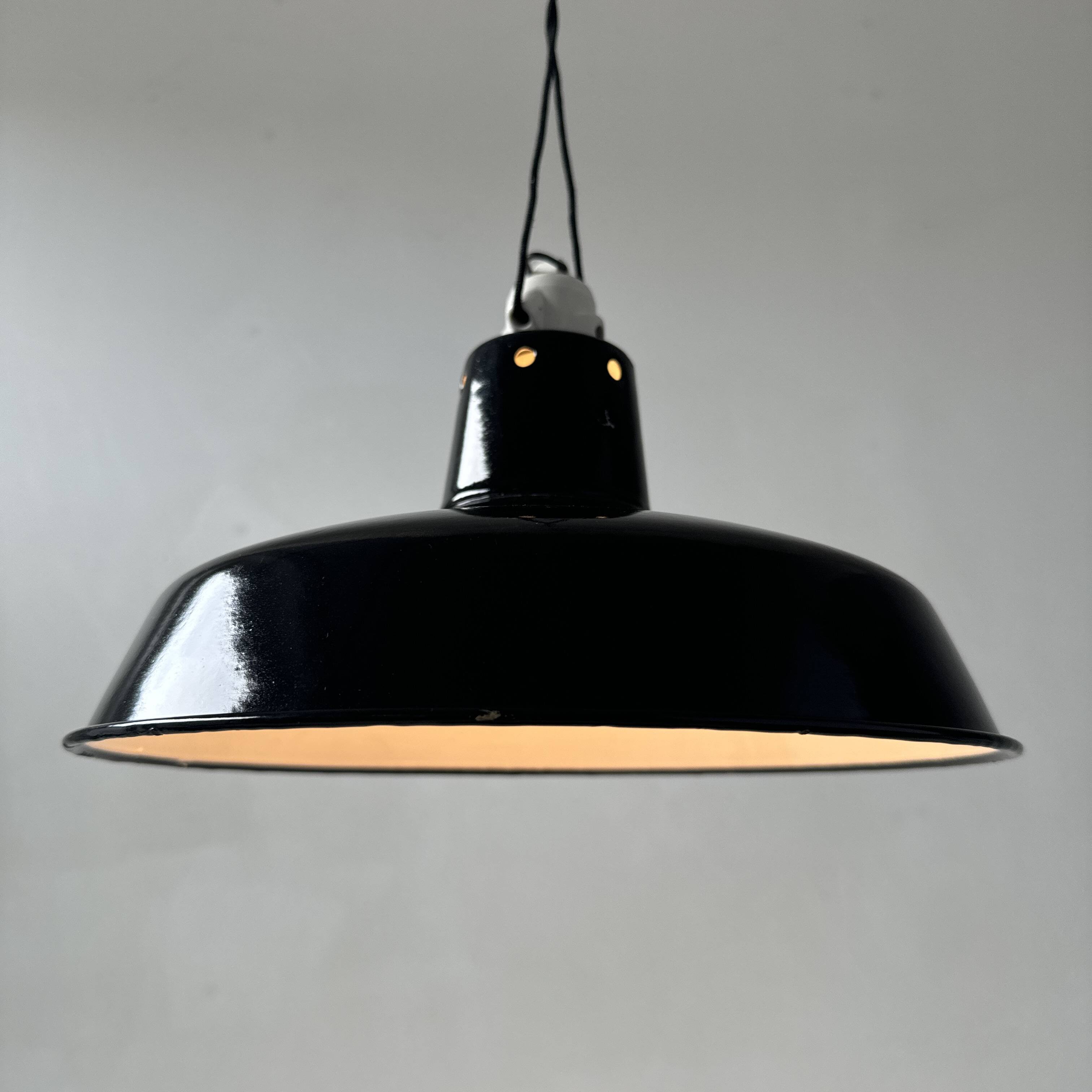 OLD INDUSTRIAL ENAMELED SUSPENSION 35 CM