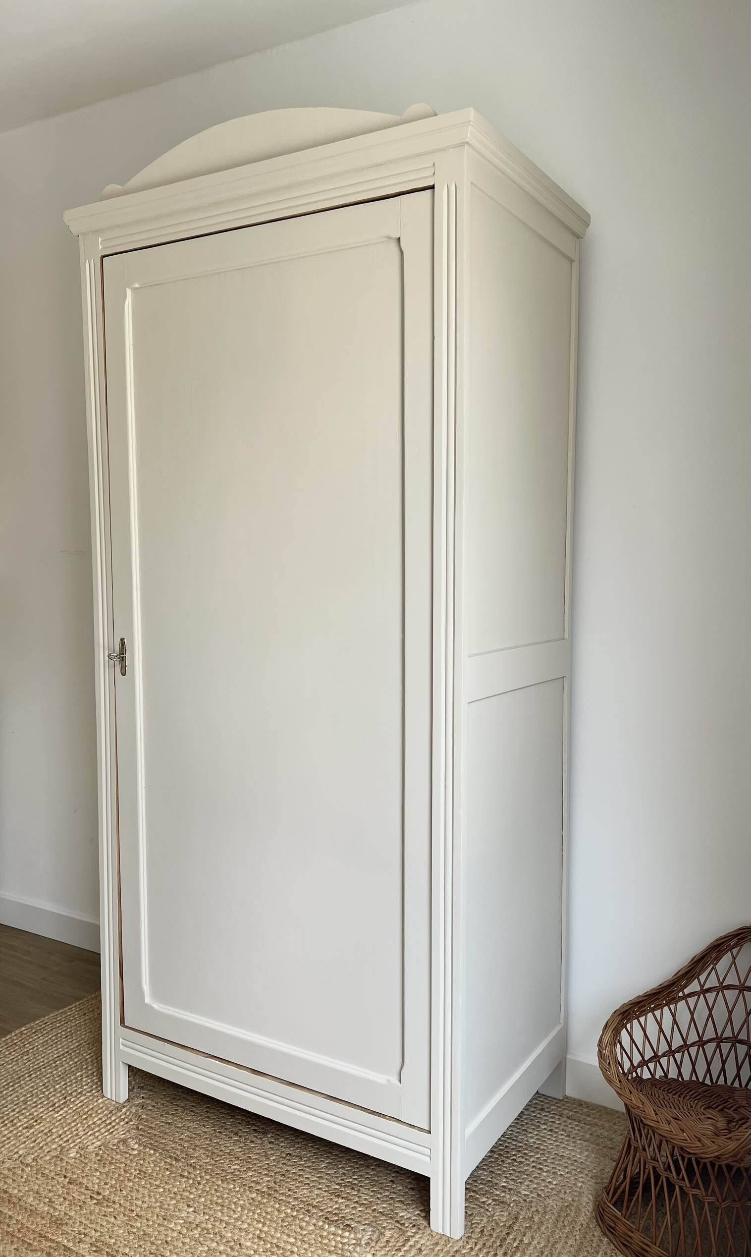 Armoire bonnetière parisienne