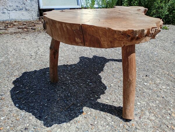 Table basse style brutaliste en orme