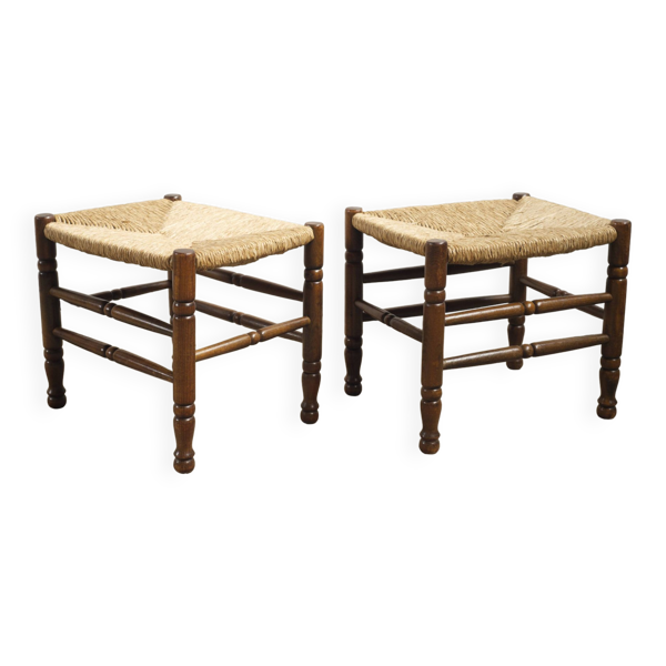 Une paire de tabourets en corde à papier
