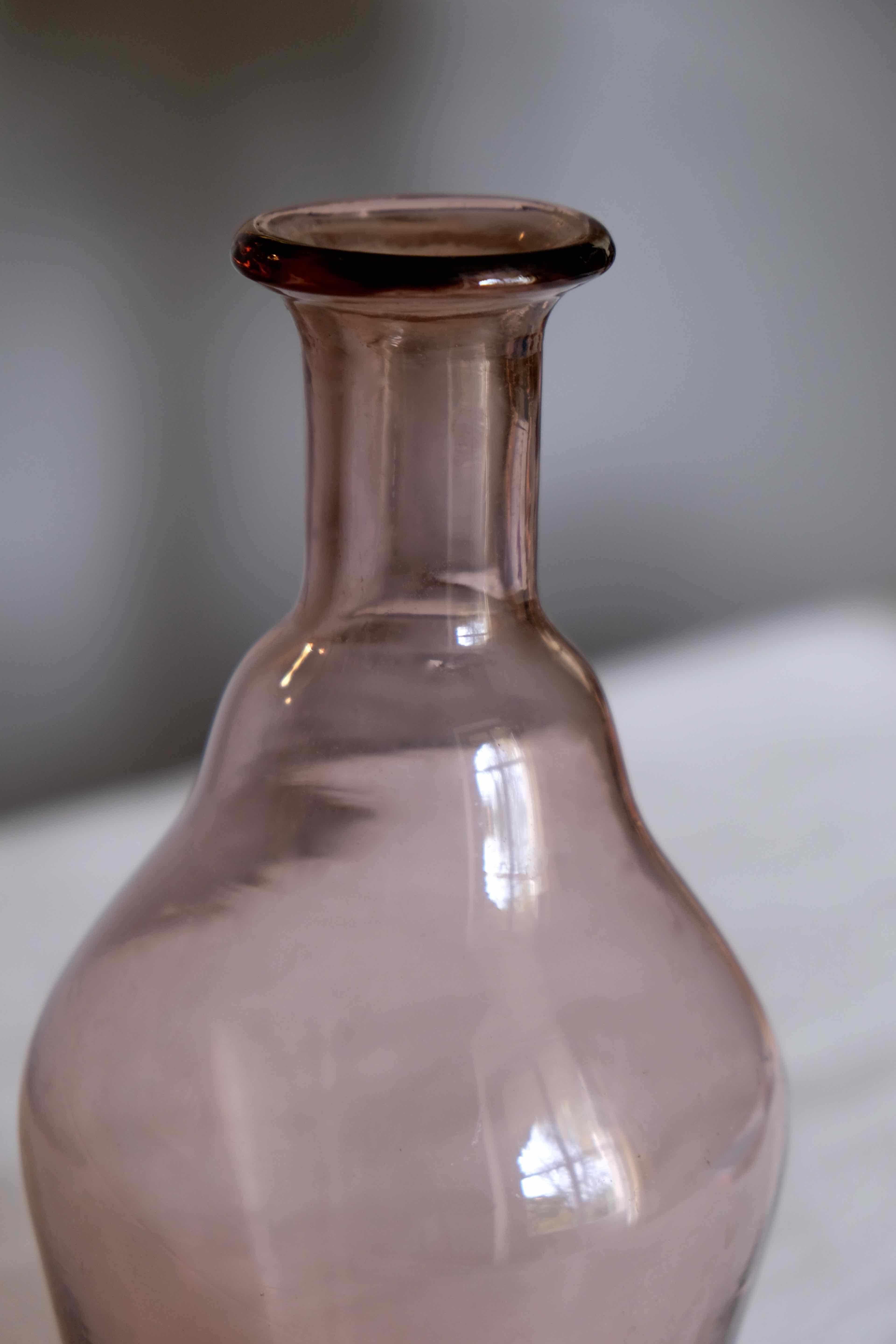 Blown glass vase moves purple