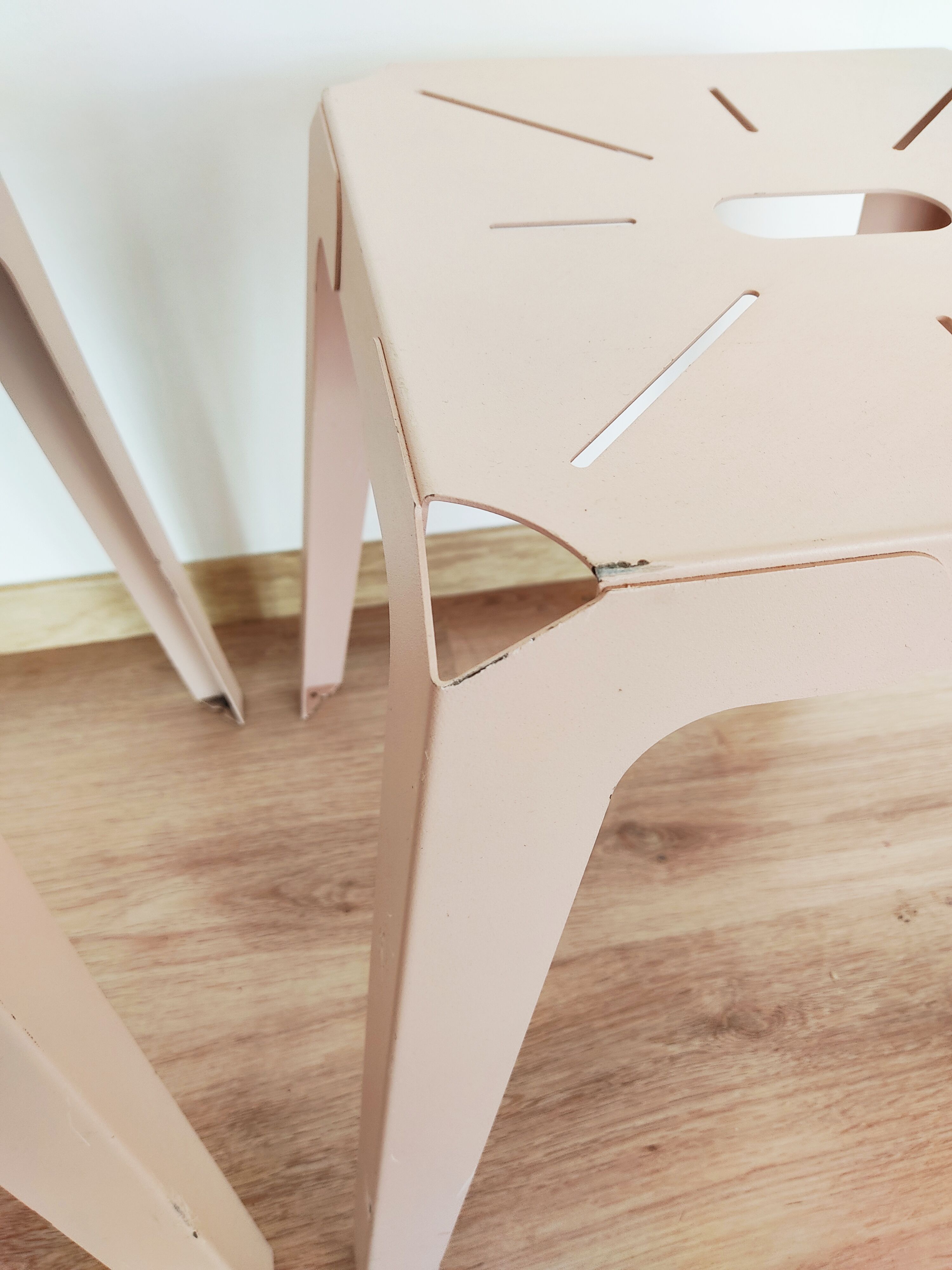 Set de 2 tabourets vintages acier laqué rose pâle