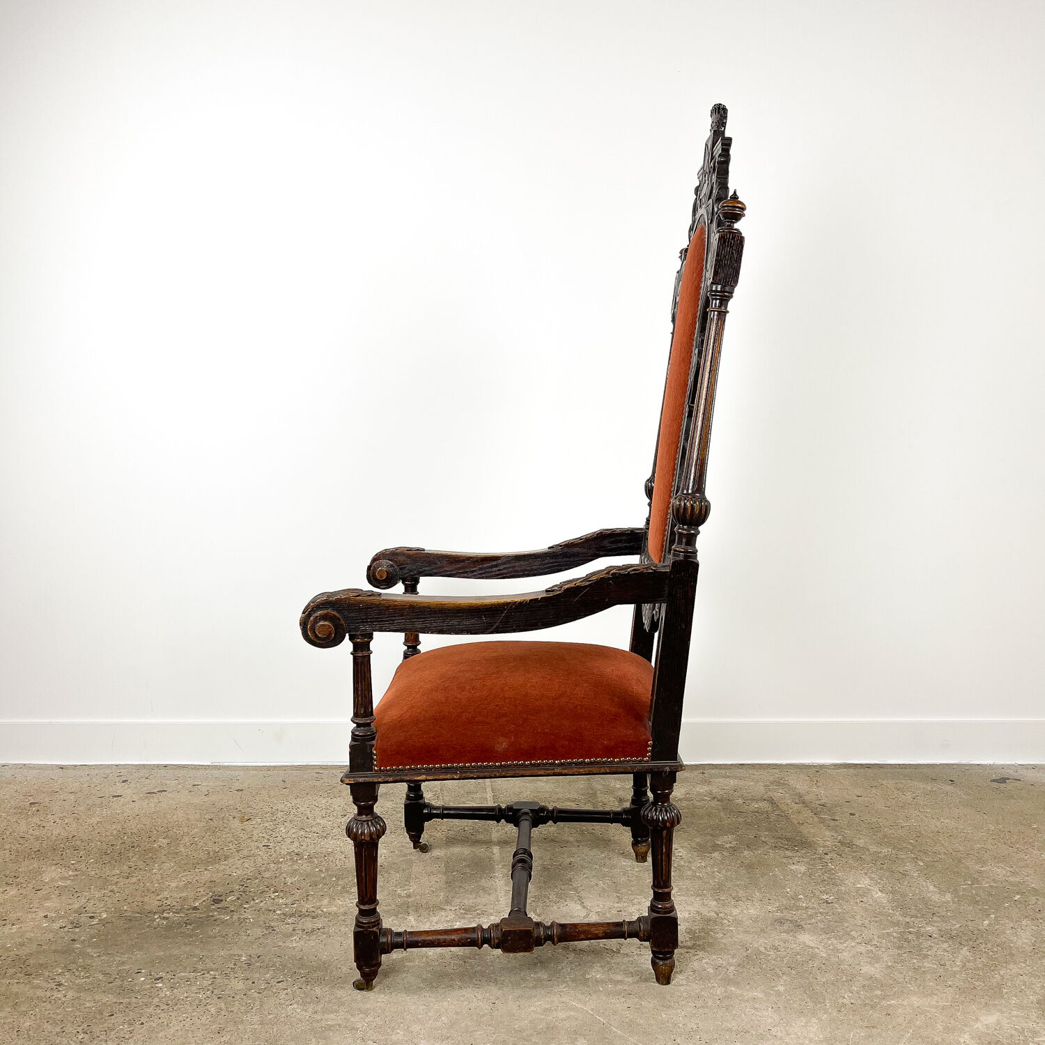 Fauteuil en chêne sculpté du XIXe siècle