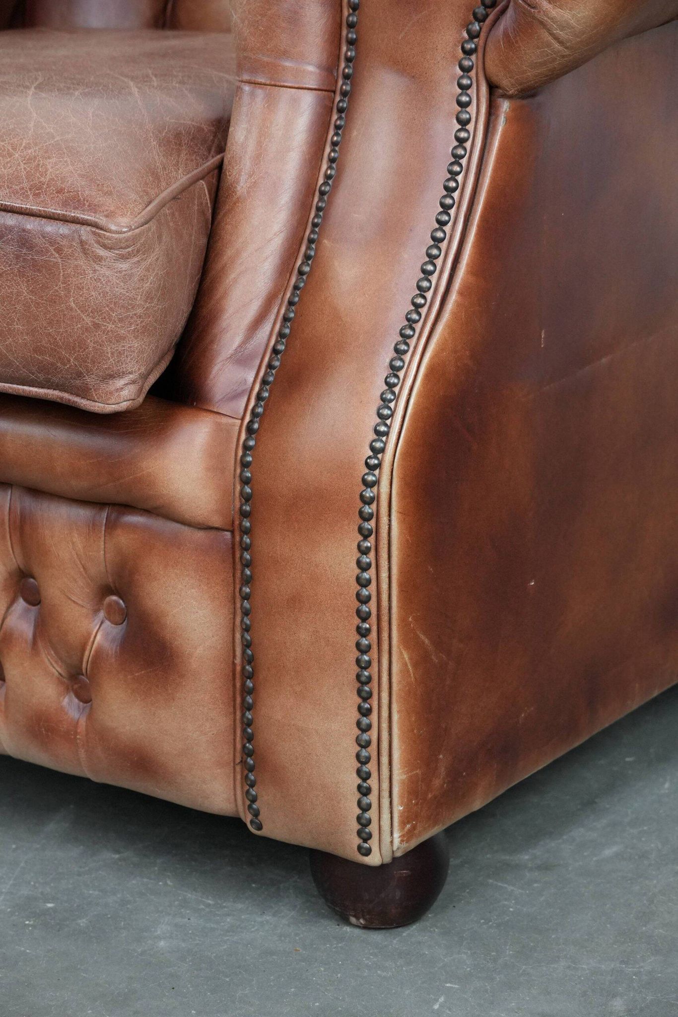 Chesterfield armchair in English style made of cowhide leather