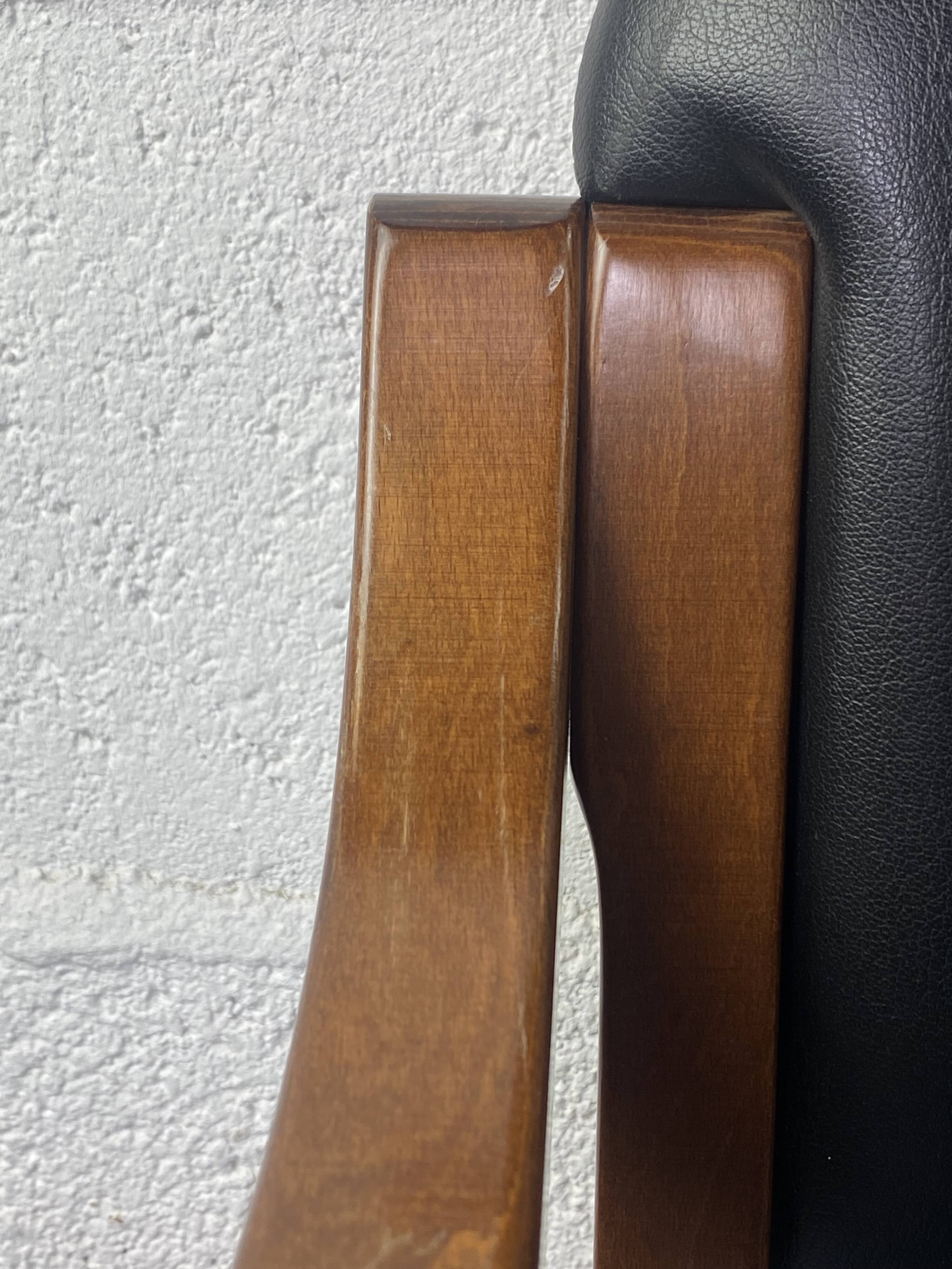 Paire de fauteuils en cuir et bois