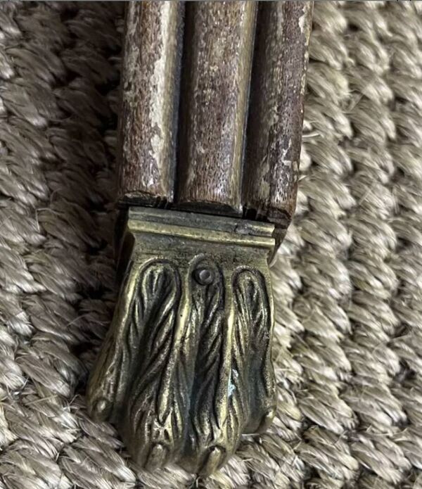 Table ronde de style empire ''pattes de lion