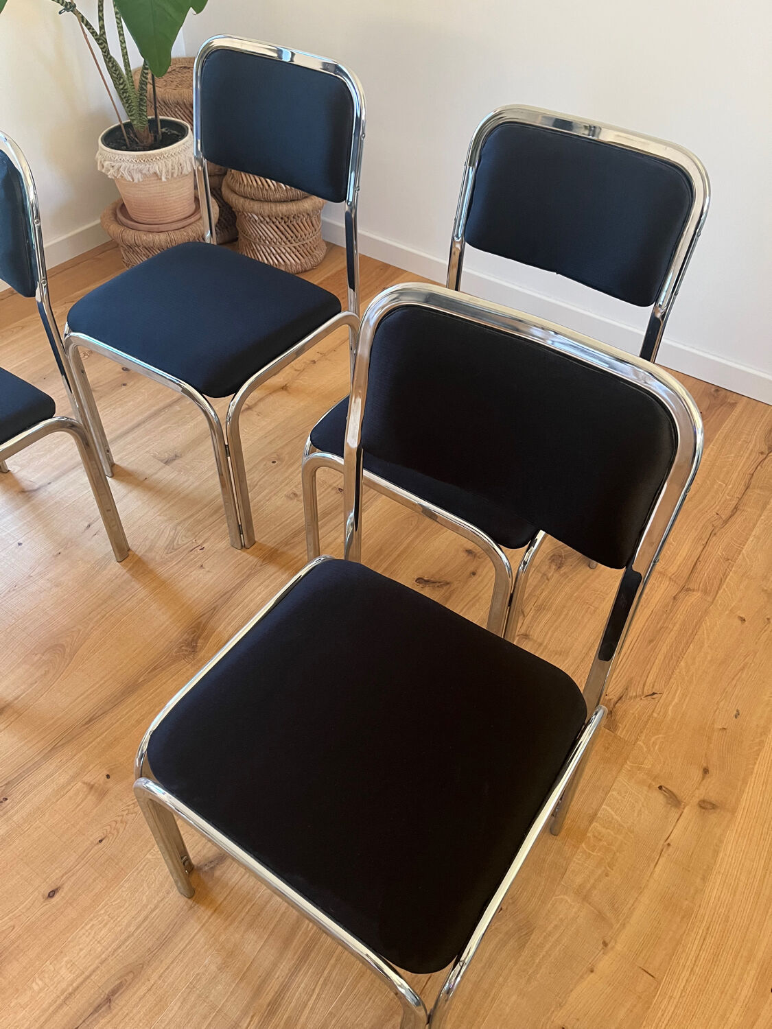 Lot de 4 chaises en acier chromé