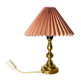 Lampe en laiton vintage de knud christensen fabriquée au danemark | base en or / laiton avec abat-jour rose