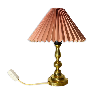 Lampe en laiton vintage de knud christensen fabriquée au danemark | base en or / laiton avec abat-jour rose