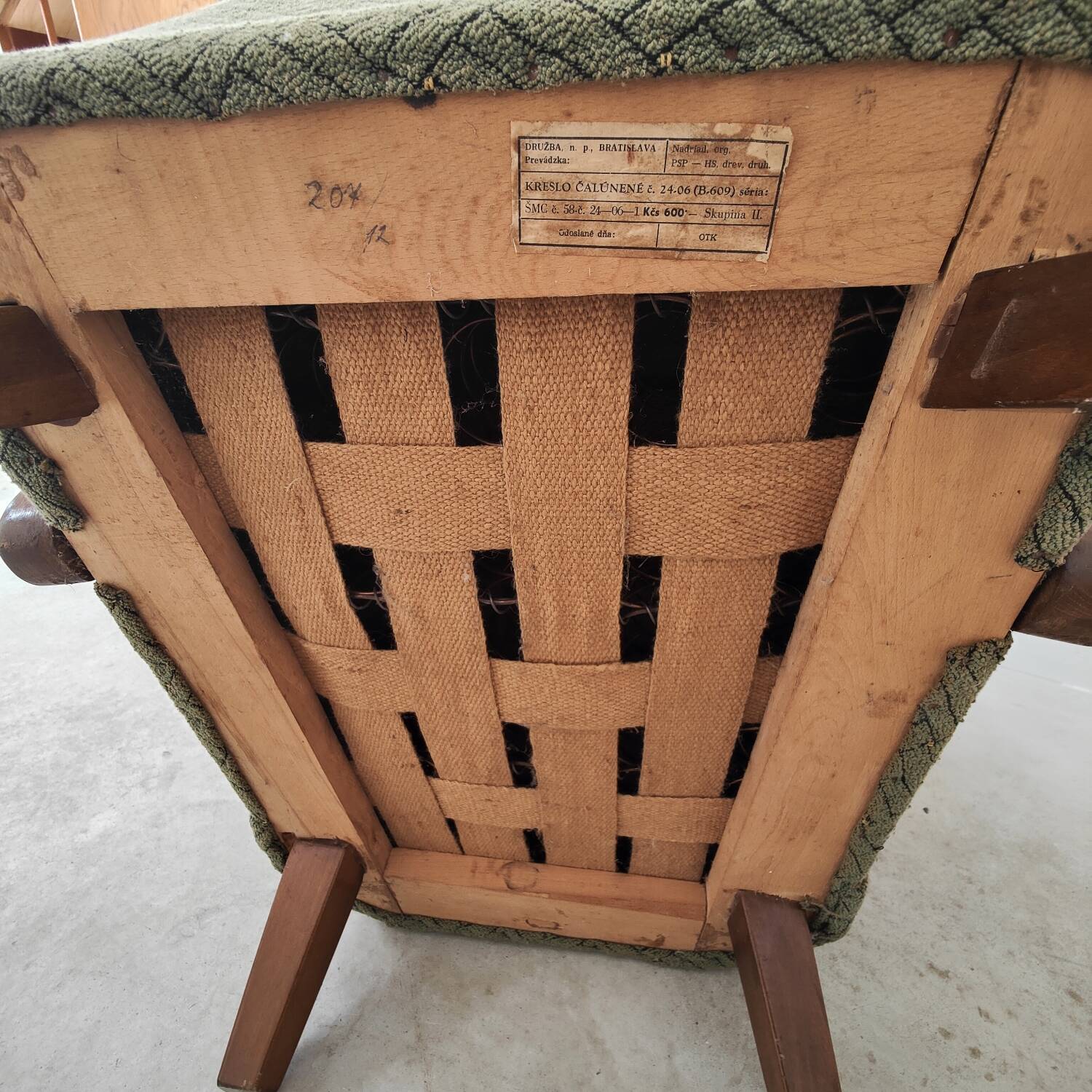 Paire de fauteuils Halabala vert par Druzba Bratislava B-609 année 59