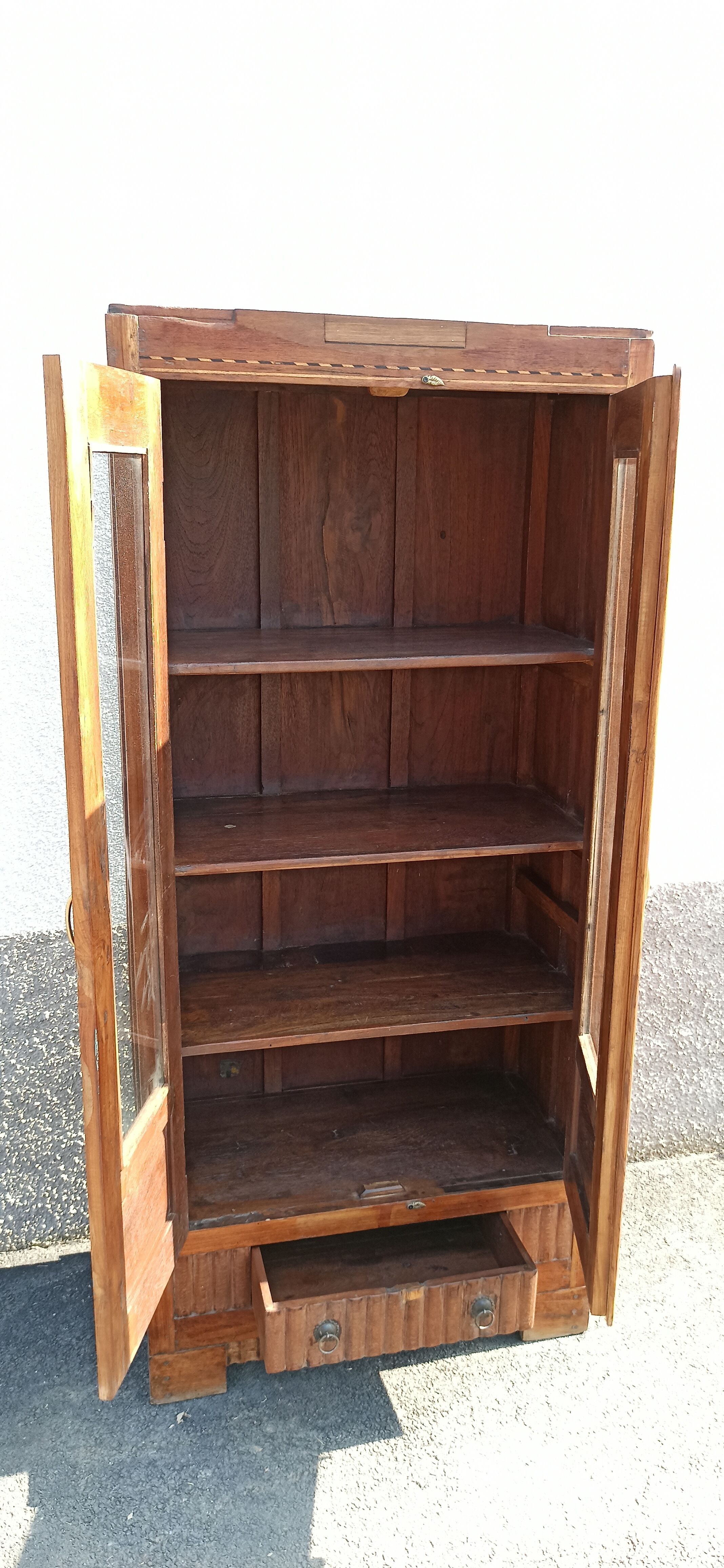 Armoire vitrée en teck deux portes et un tiroir