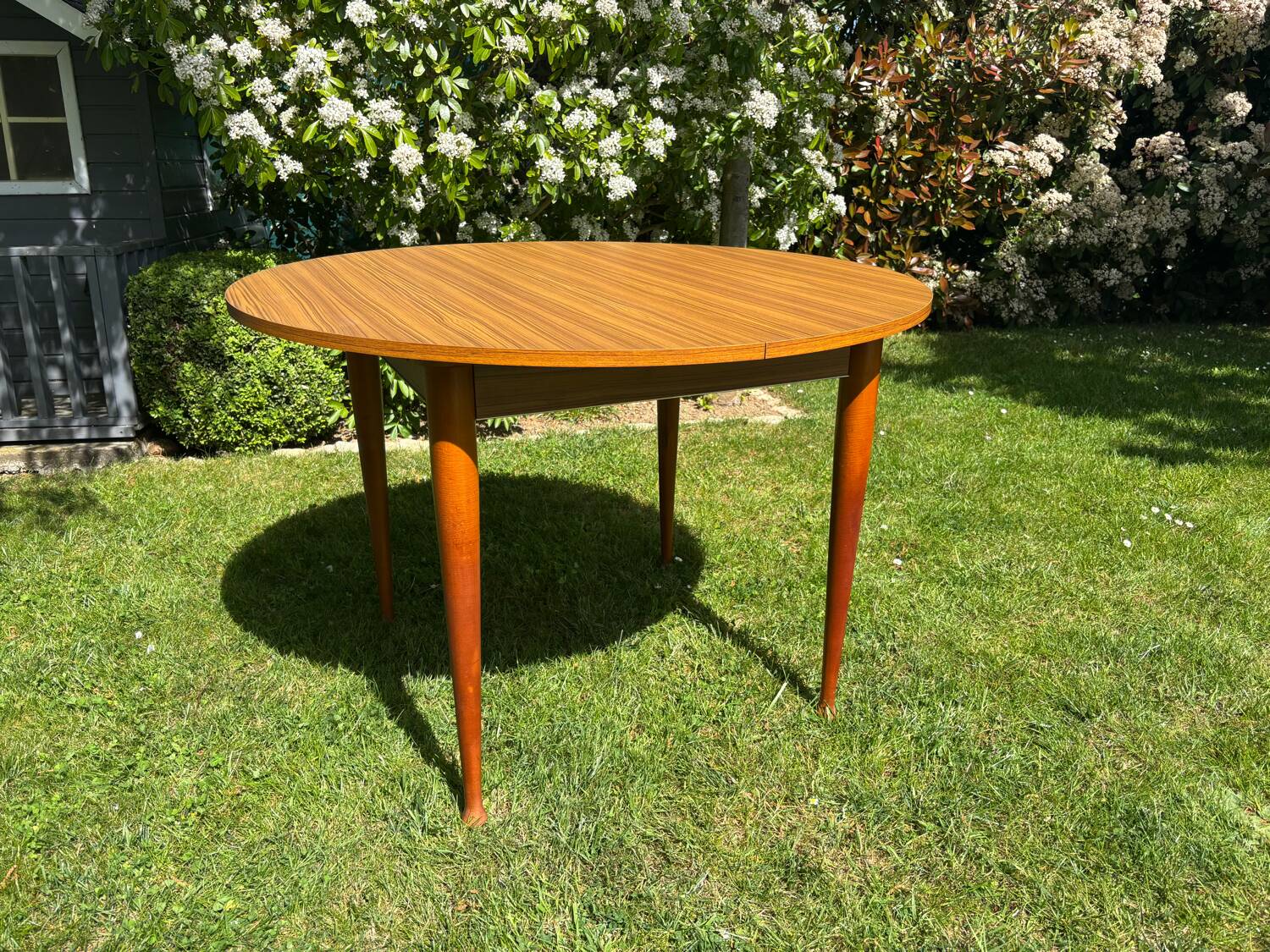 Vintage extendable round table
