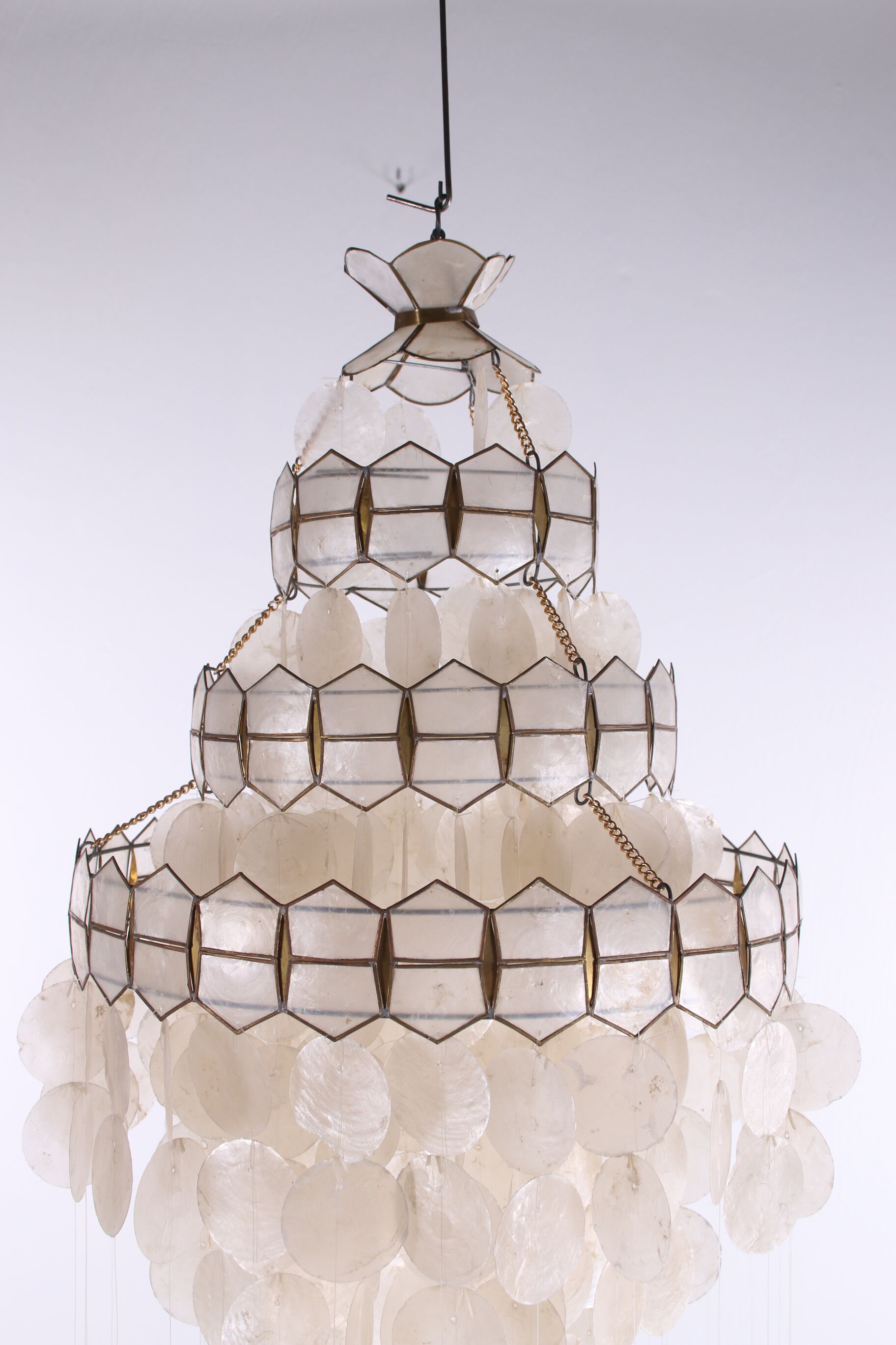Windcatcher chandelier made of shells 60