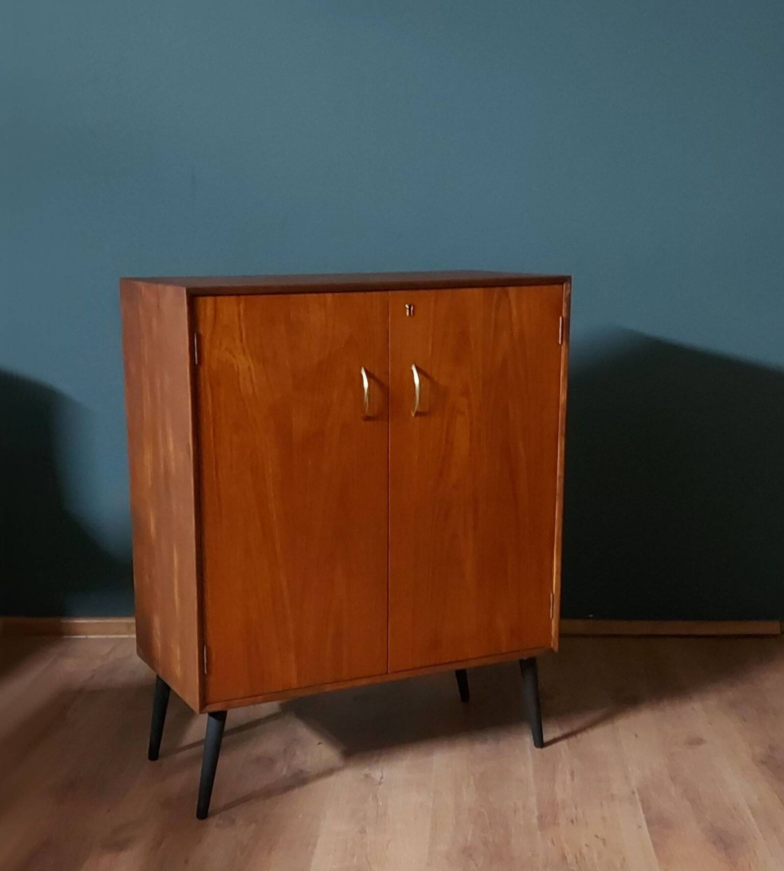 Meuble sur pieds inclinés, Suède, années 1960