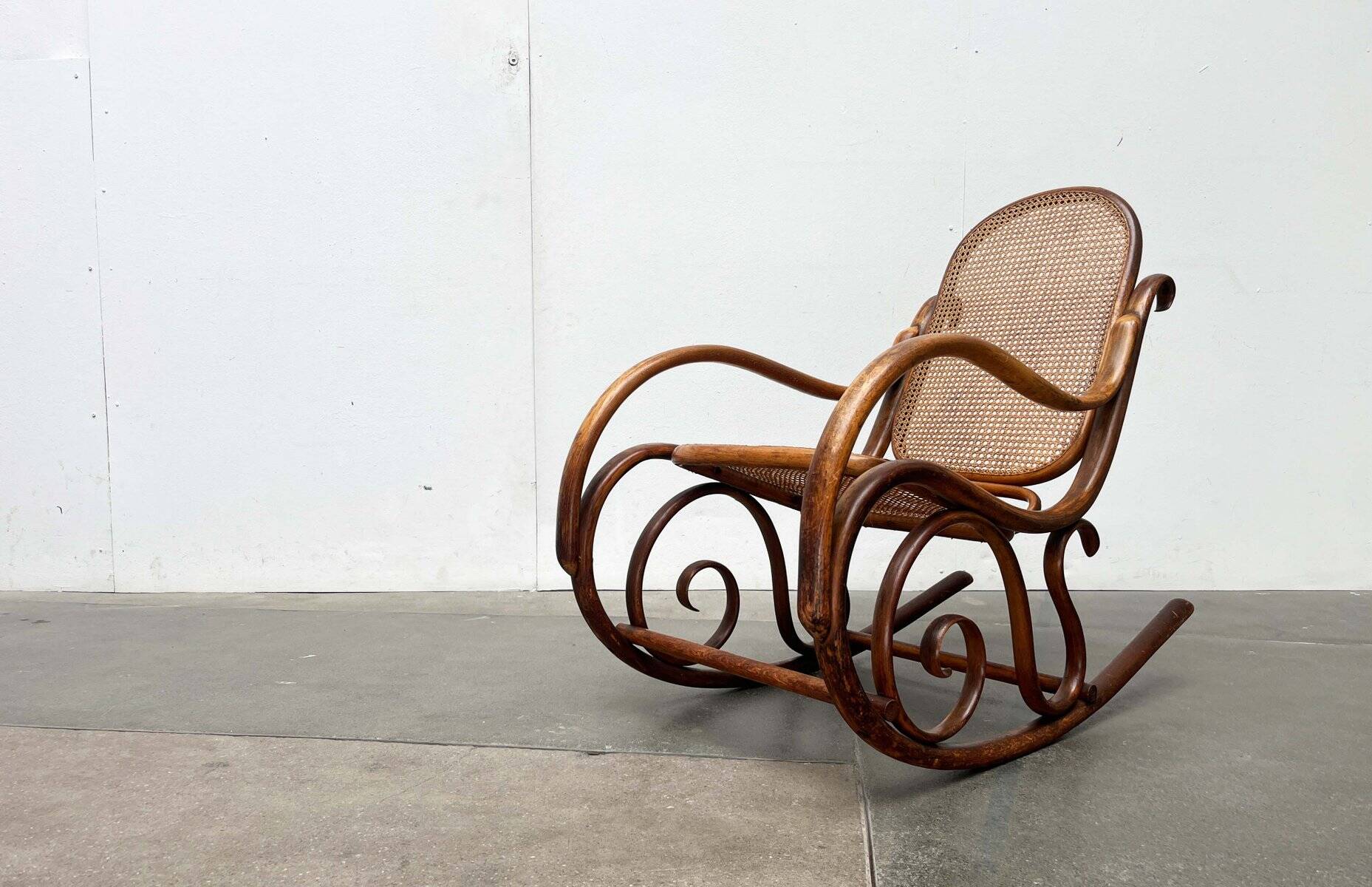 Curved wooden rocking chair Art Nouveau Jugendstil by Fischel, Austria, 1910s