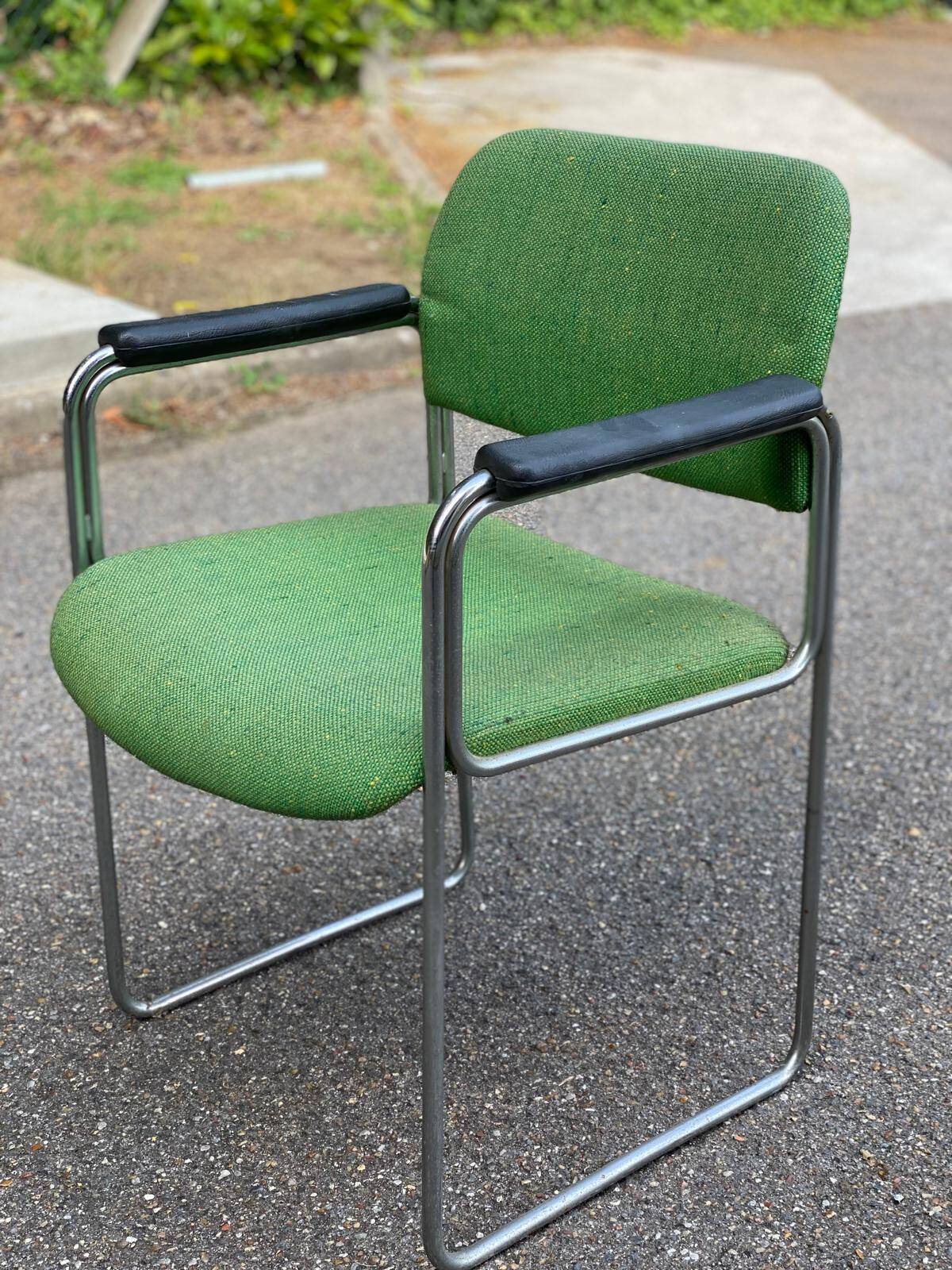 Scandinavian office chair in green fabric and curved steel