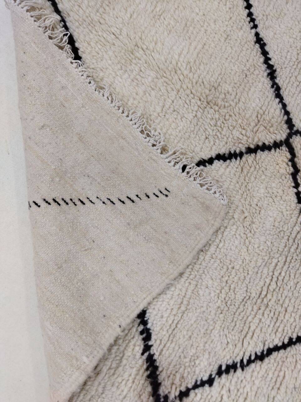 Handmade moroccan berber rug 270 x 140 cm