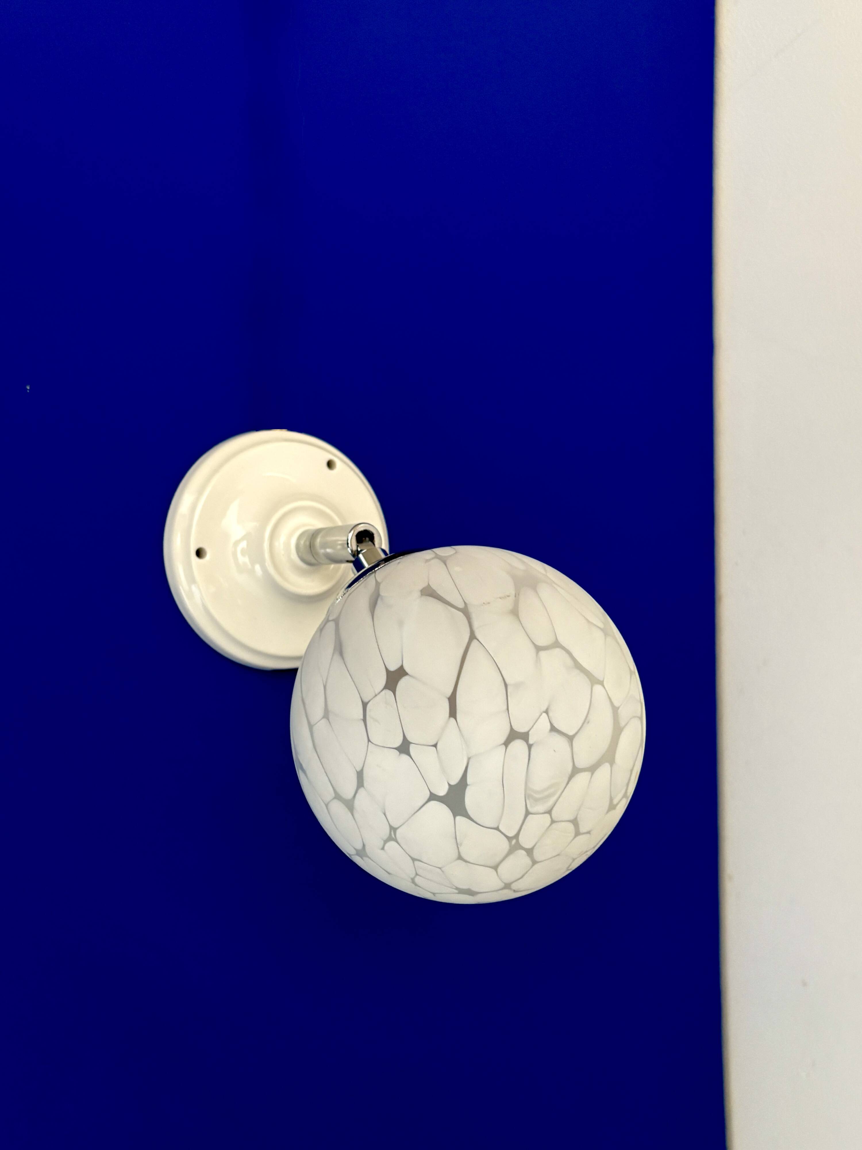 Applique globe vintage en verre de Clichy blanc