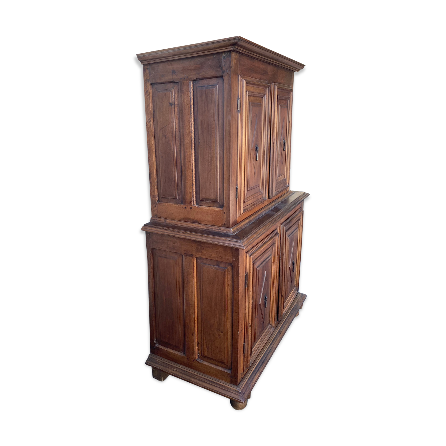 Two-piece buffet with diamond point