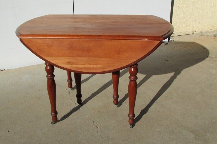 Extendable panel with pans on wheels in cherry