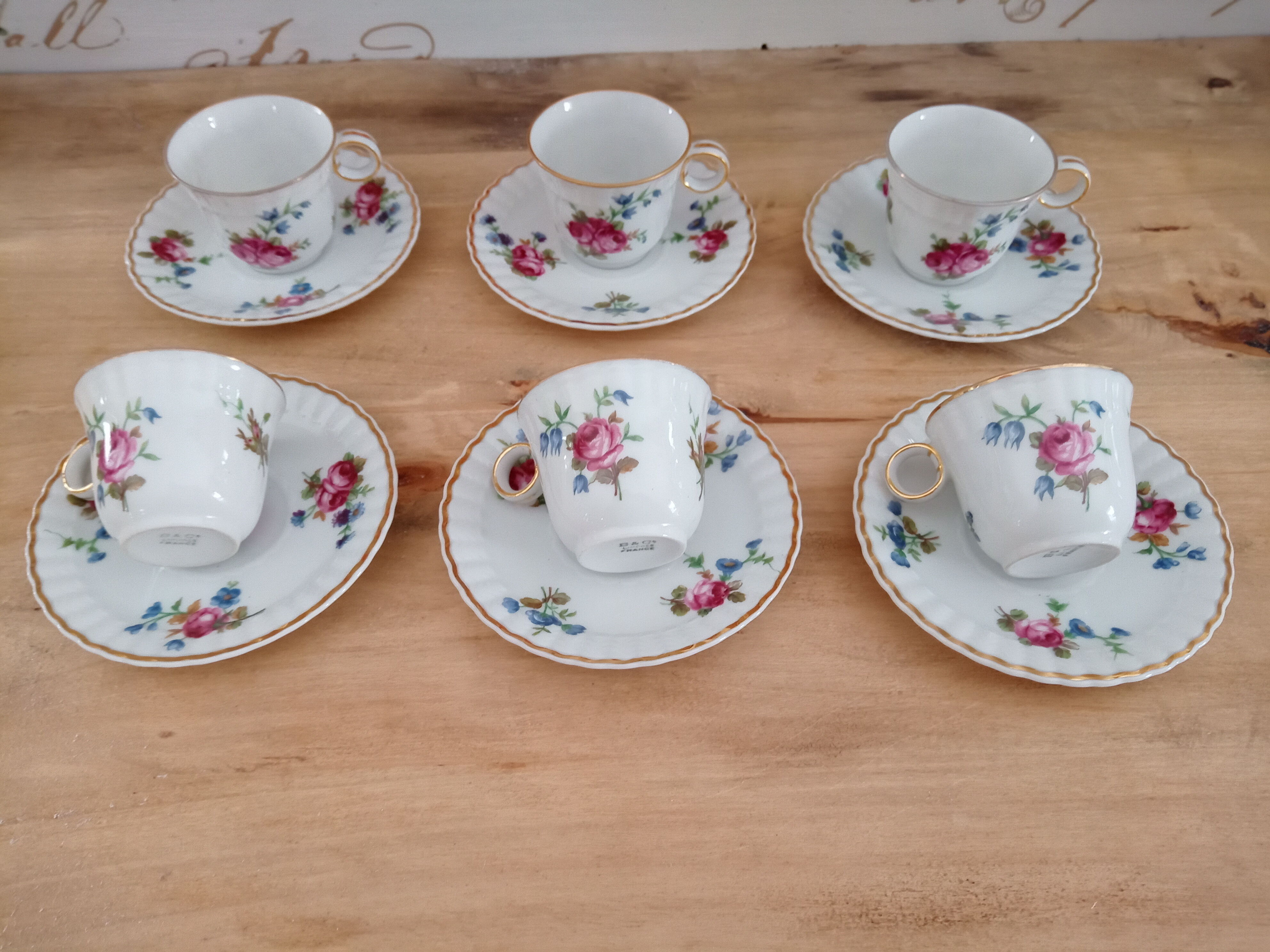 Lot de 6 tasses à café et sous-tasses décor fleuri et liseré doré, porcelaine de Limoges Bernardaud