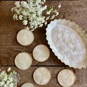 Lot of mother-of-pearl aperitif items, 7 coasters and a dish.