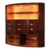 Meuble bar emblématique Aldo Tura en cuir de chèvre marron avec ascenseur électrique et intérieur miroir.