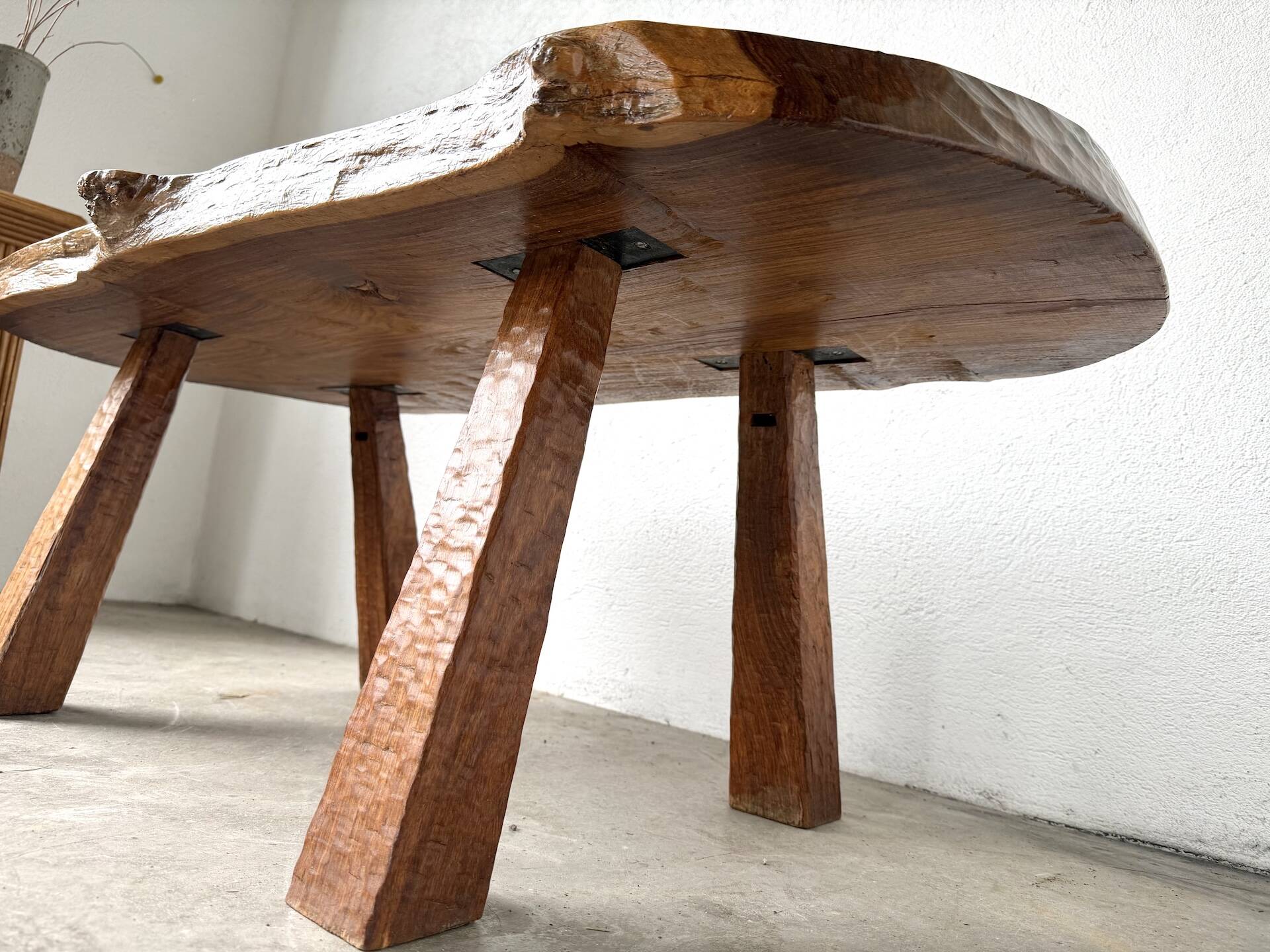 Table basse brutaliste en noyer massif, plateau slab live edge, France